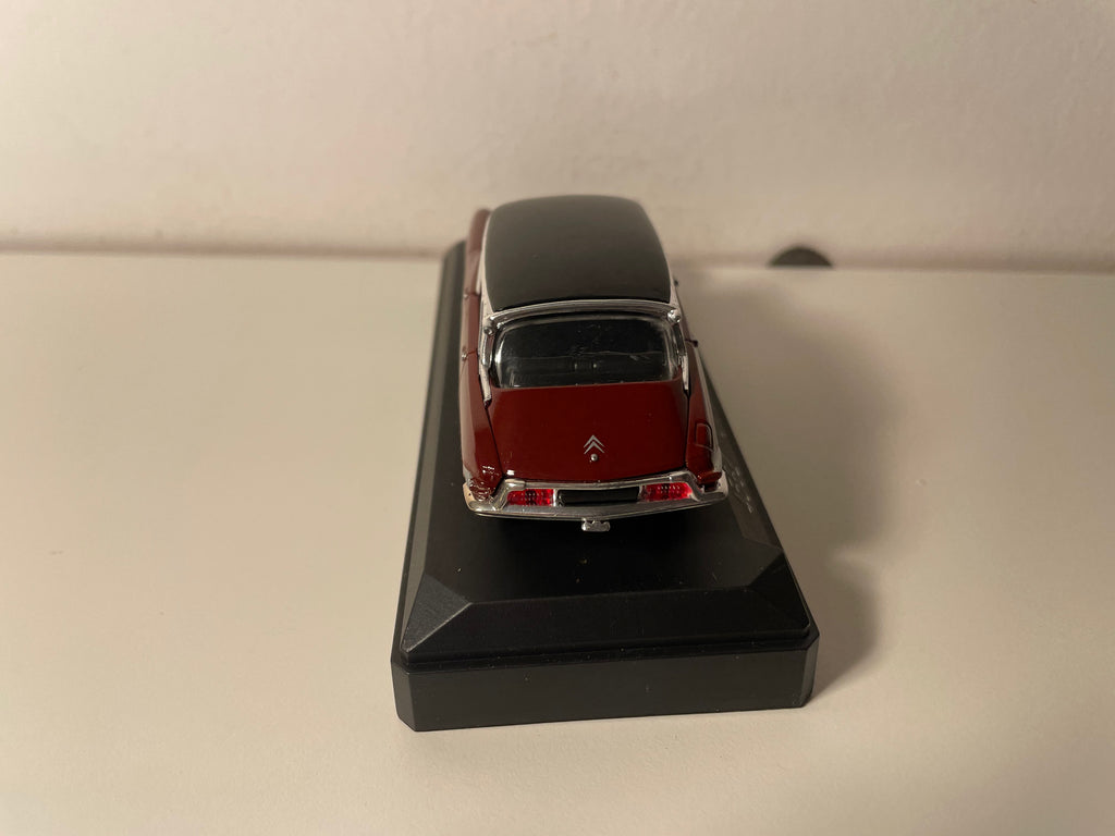 Citroën DS bordeaux et toit noir de 1956 - Solido référence 4562
