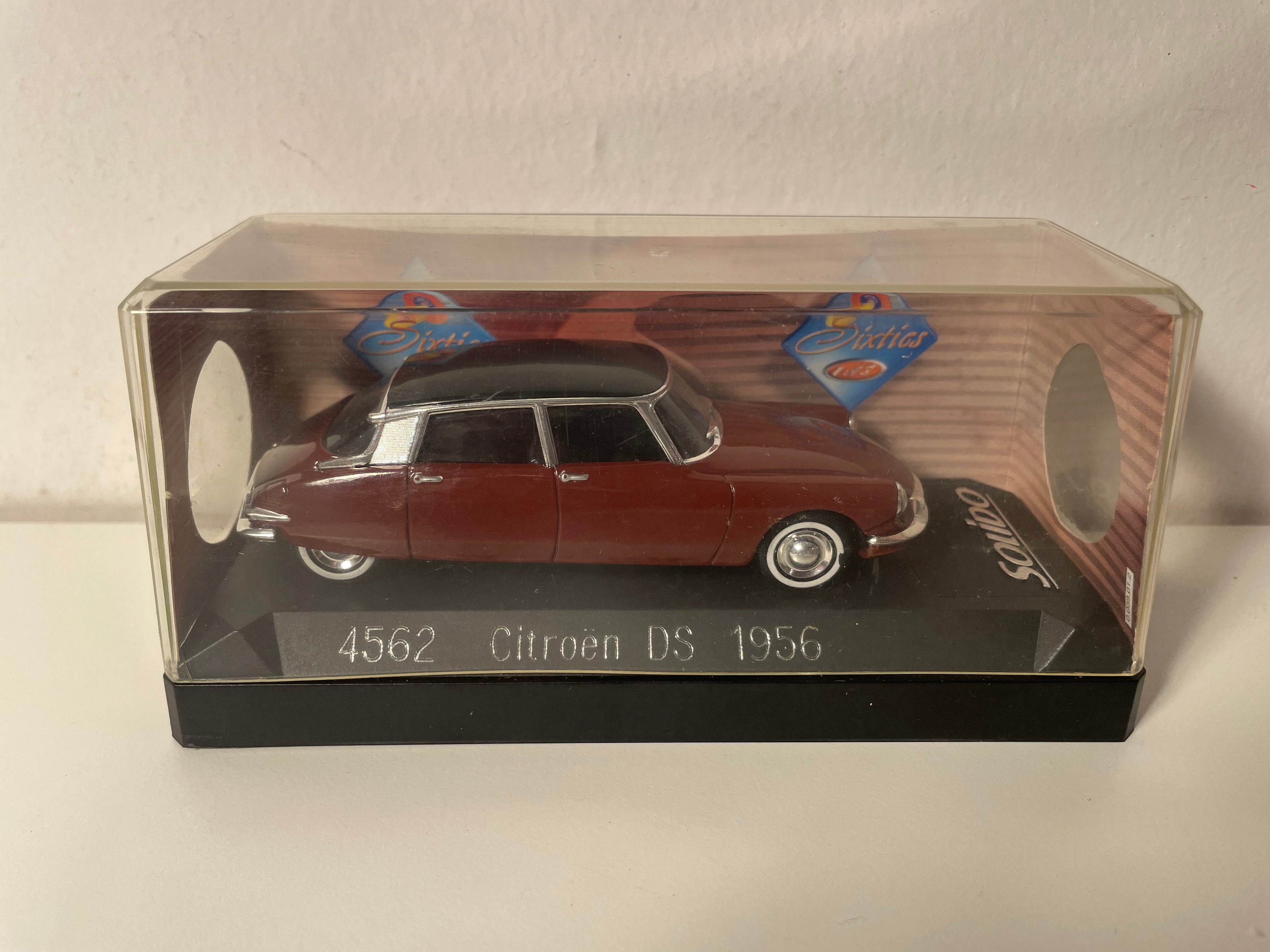 Citroën DS bordeaux et toit noir de 1956 - Solido référence 4562