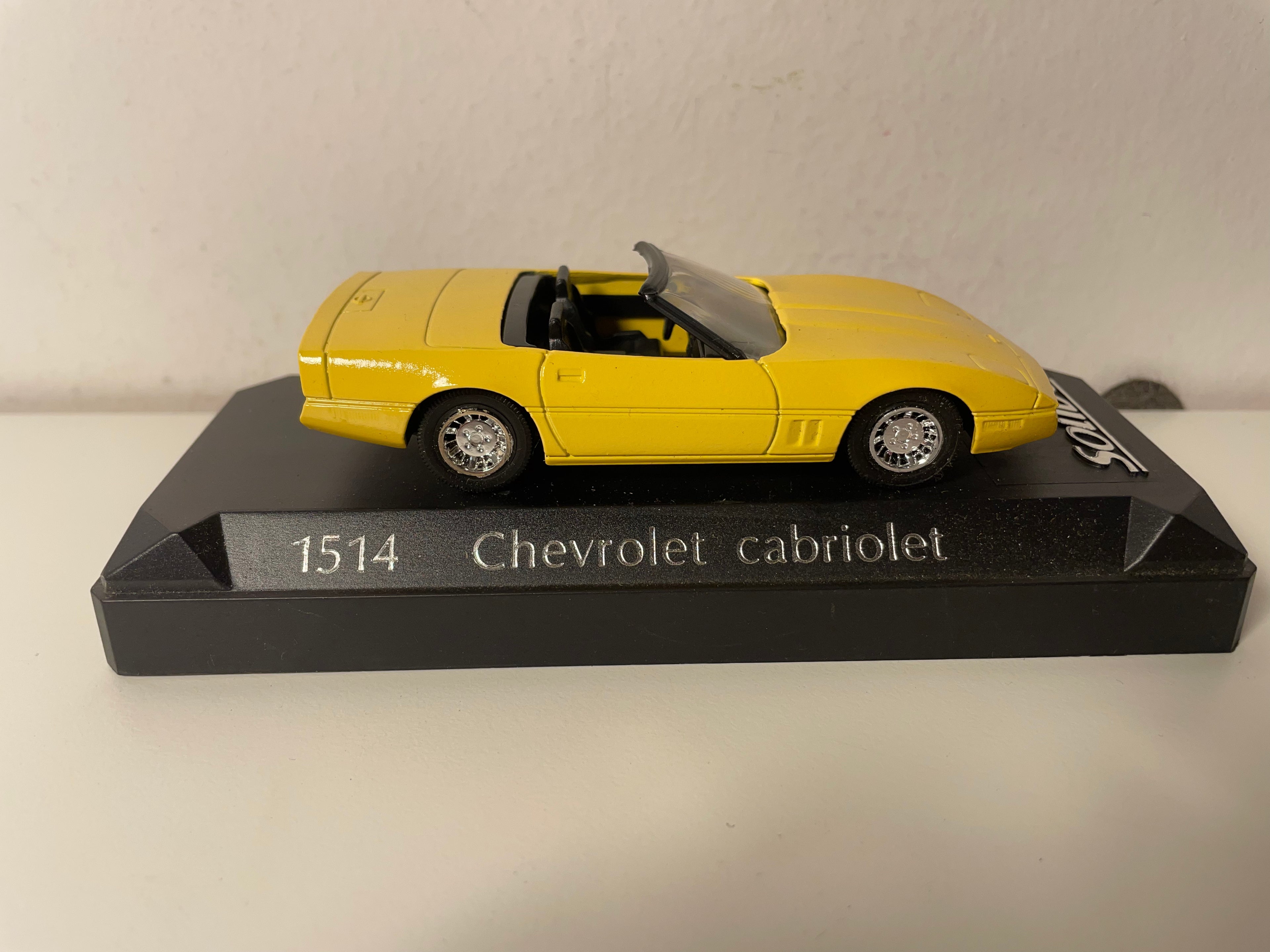 Żółty kabriolet Chevrolet Solido o numerze referencyjnym 1514 (samochód amerykański)
