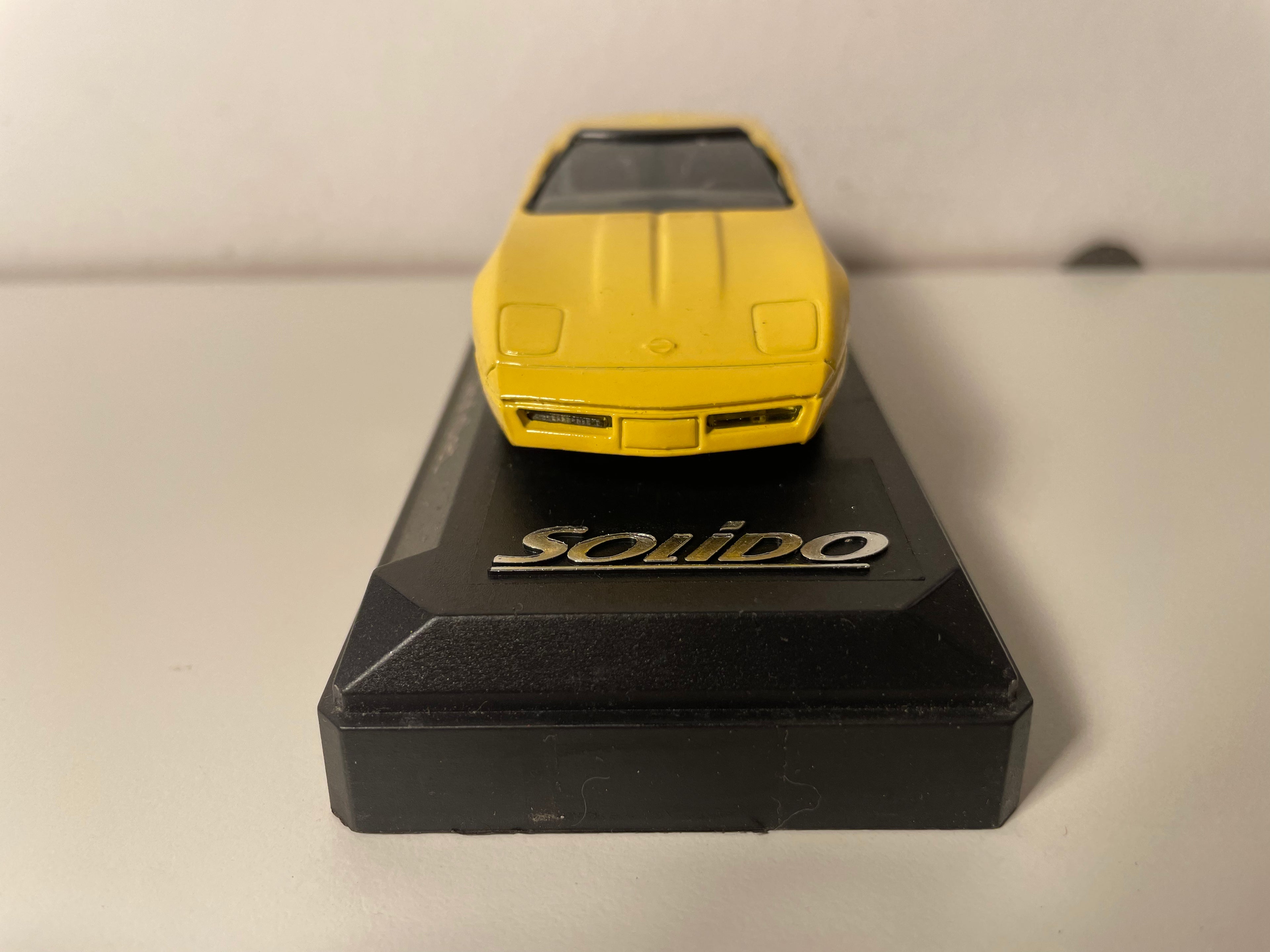 Żółty kabriolet Chevrolet Solido o numerze referencyjnym 1514 (samochód amerykański)