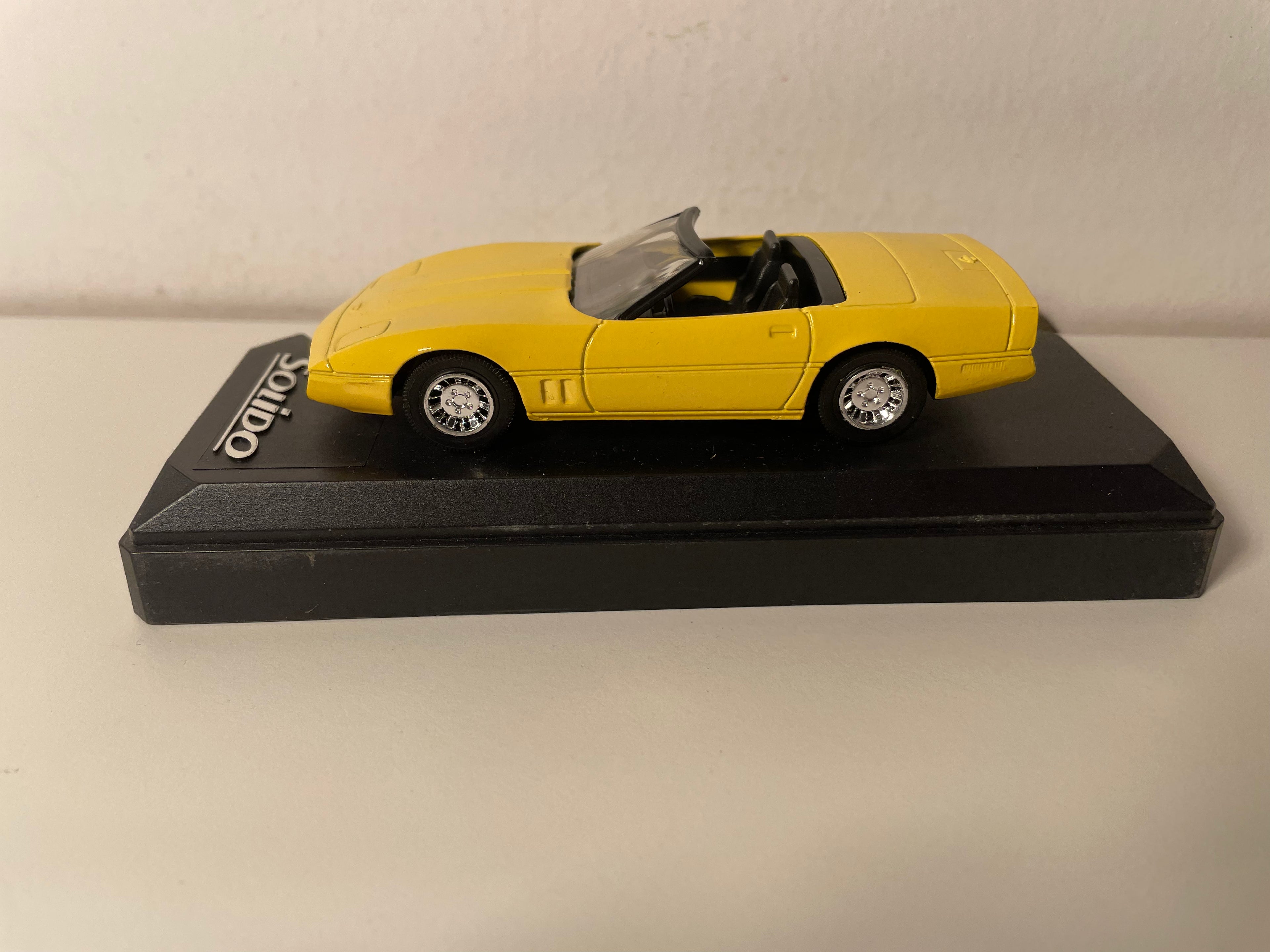 Żółty kabriolet Chevrolet Solido o numerze referencyjnym 1514 (samochód amerykański)