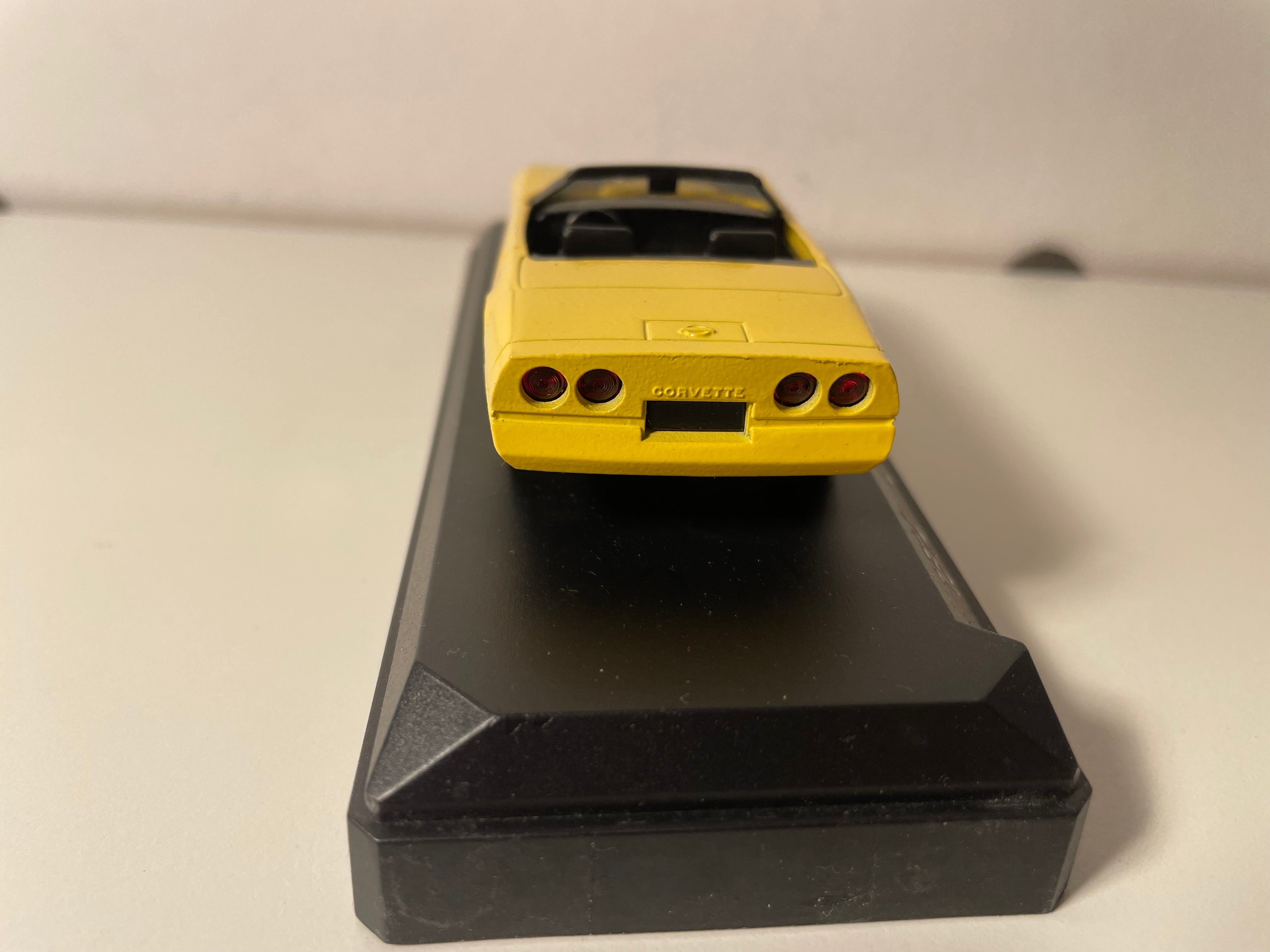 Żółty kabriolet Chevrolet Solido o numerze referencyjnym 1514 (samochód amerykański)