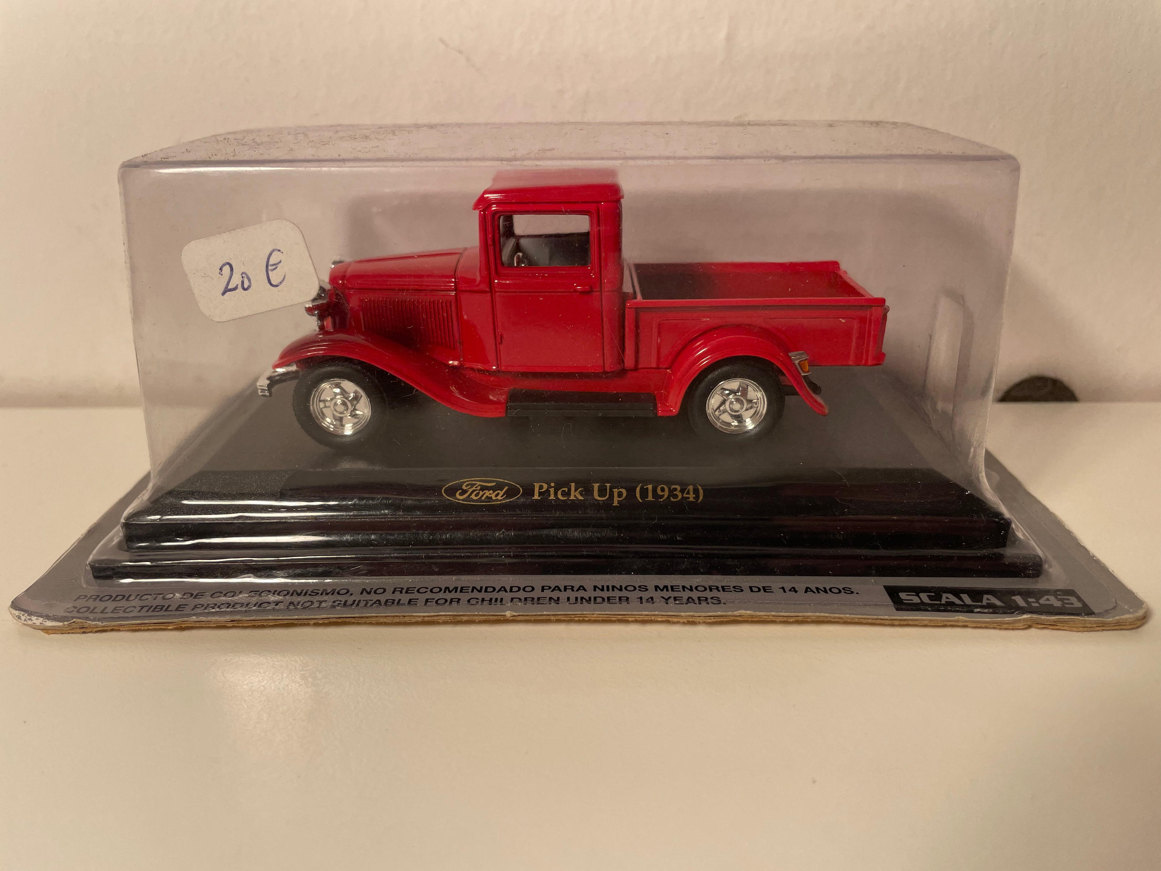 Rode Ford pick-up uit 1934 (Amerikaanse auto)
