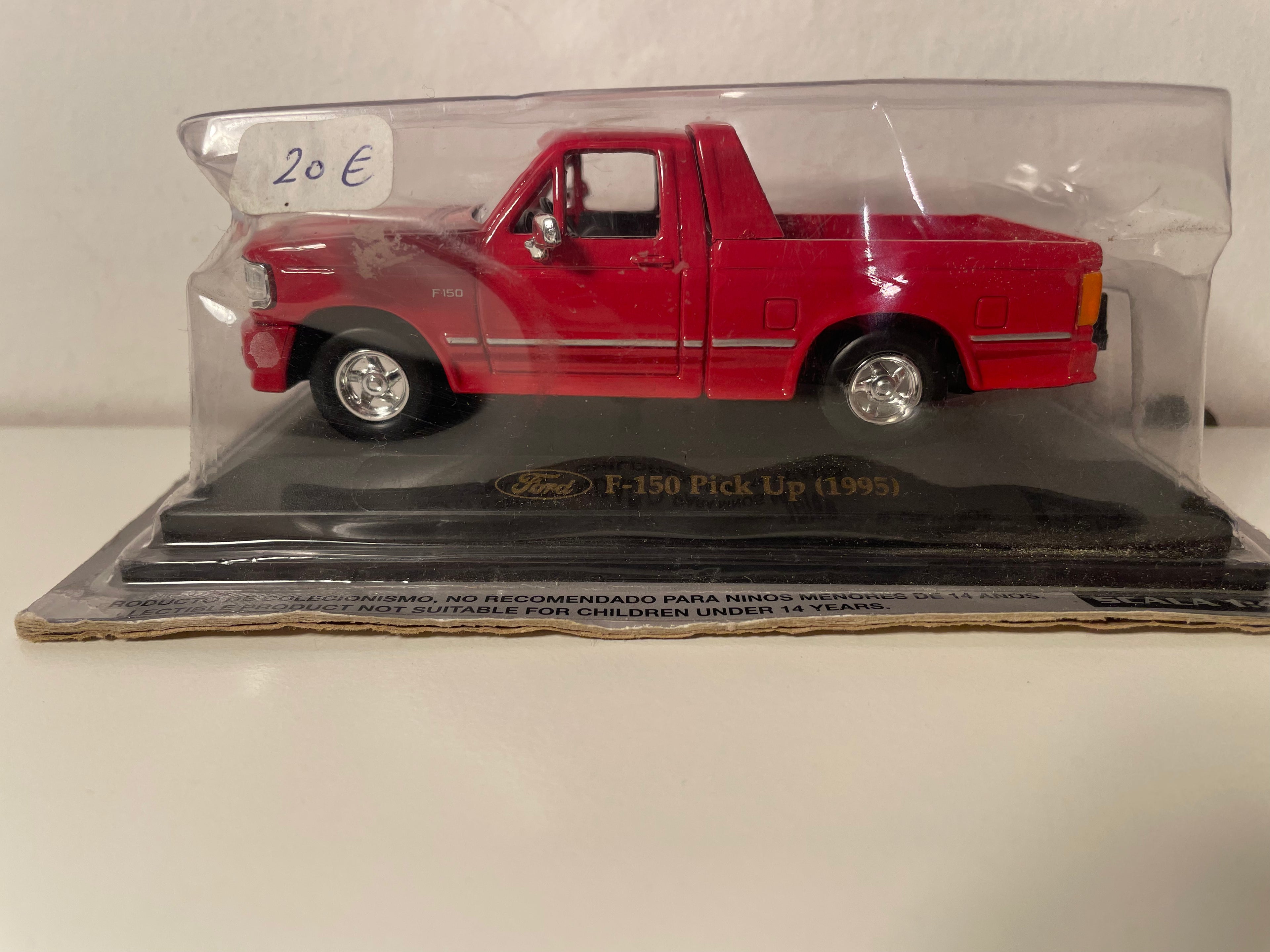 Pickup Ford F-150 rosso del 1995 (auto americana)