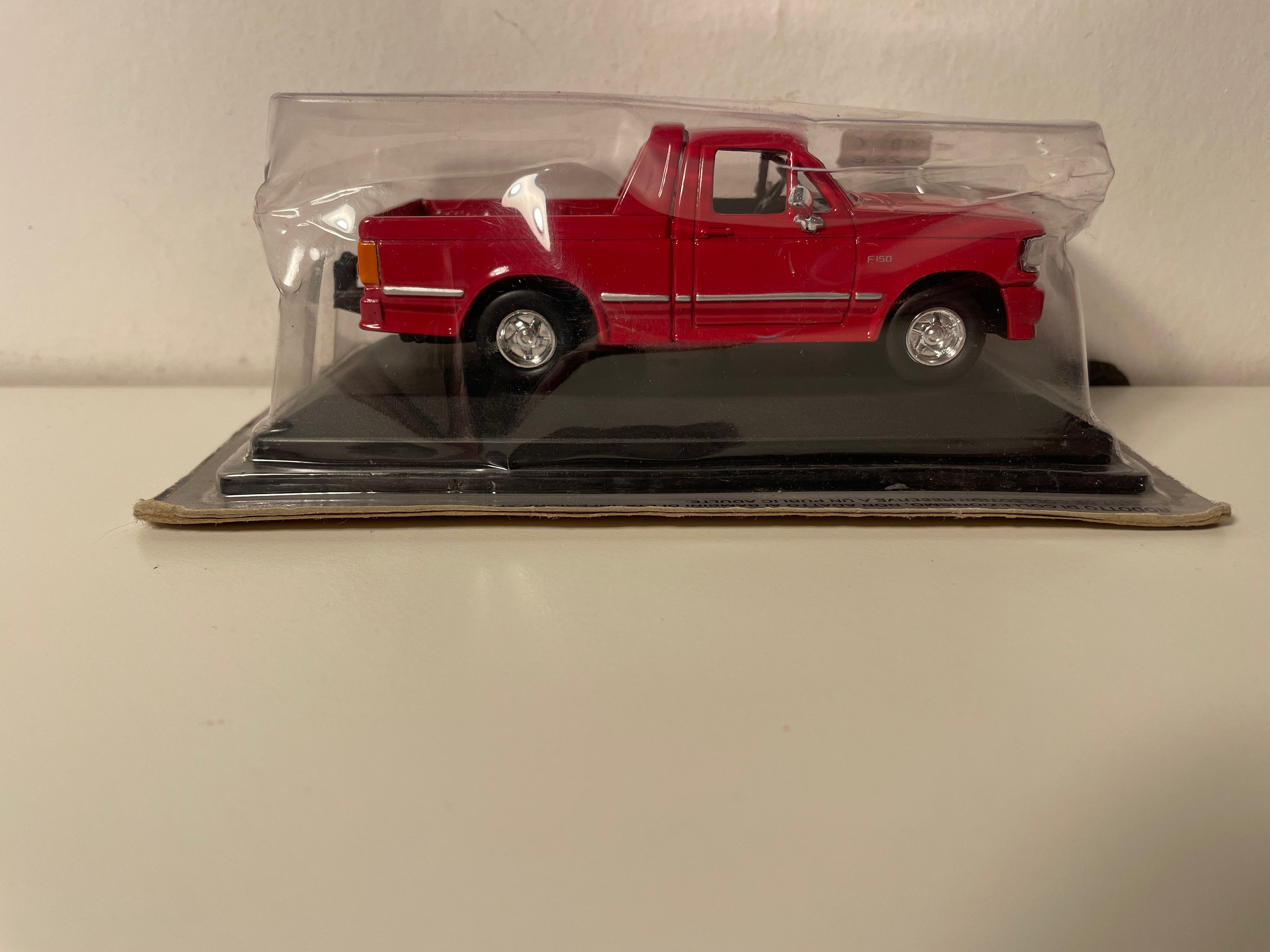 Pickup Ford F-150 rosso del 1995 (auto americana)