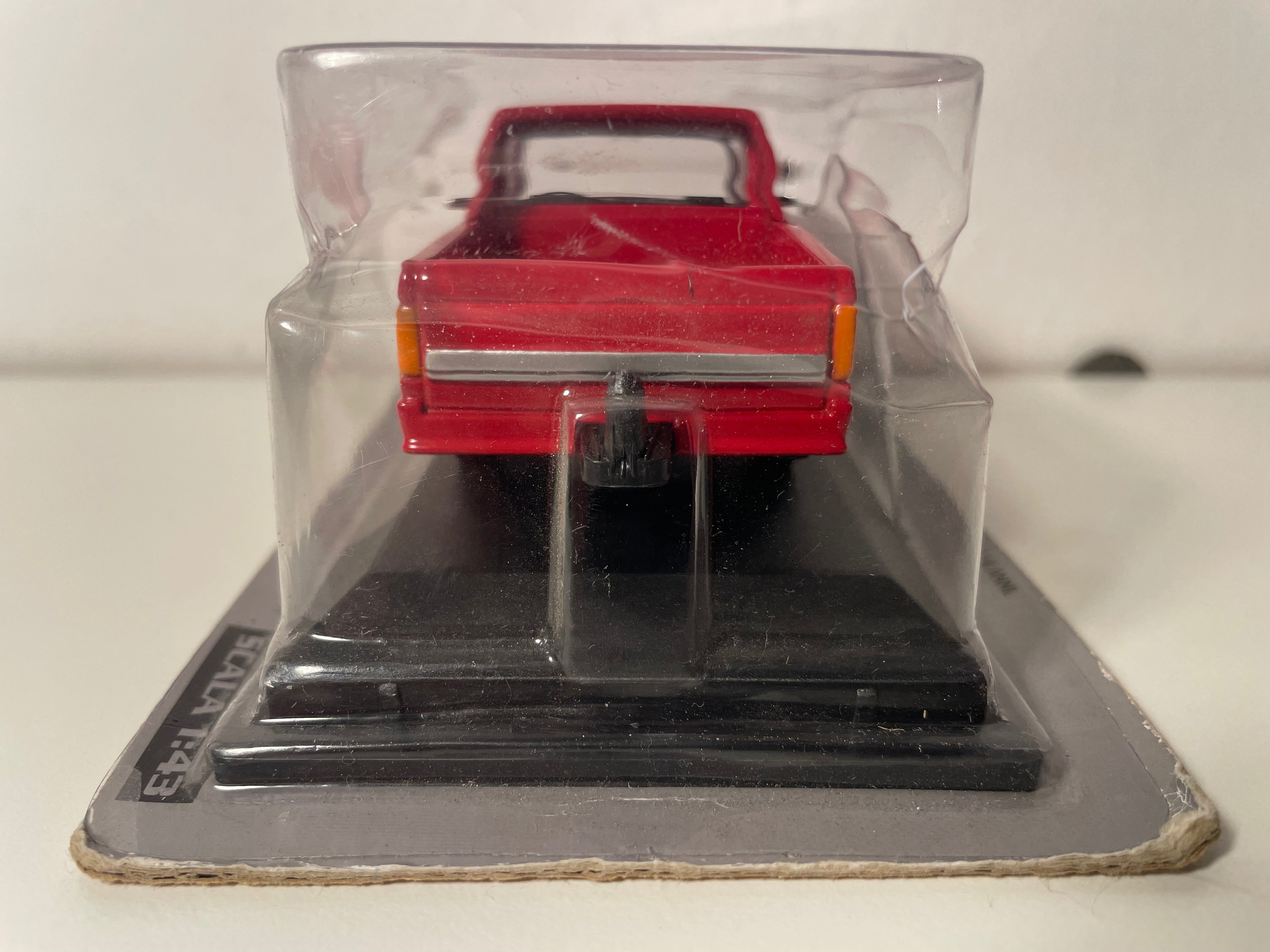 Pickup Ford F-150 rosso del 1995 (auto americana)