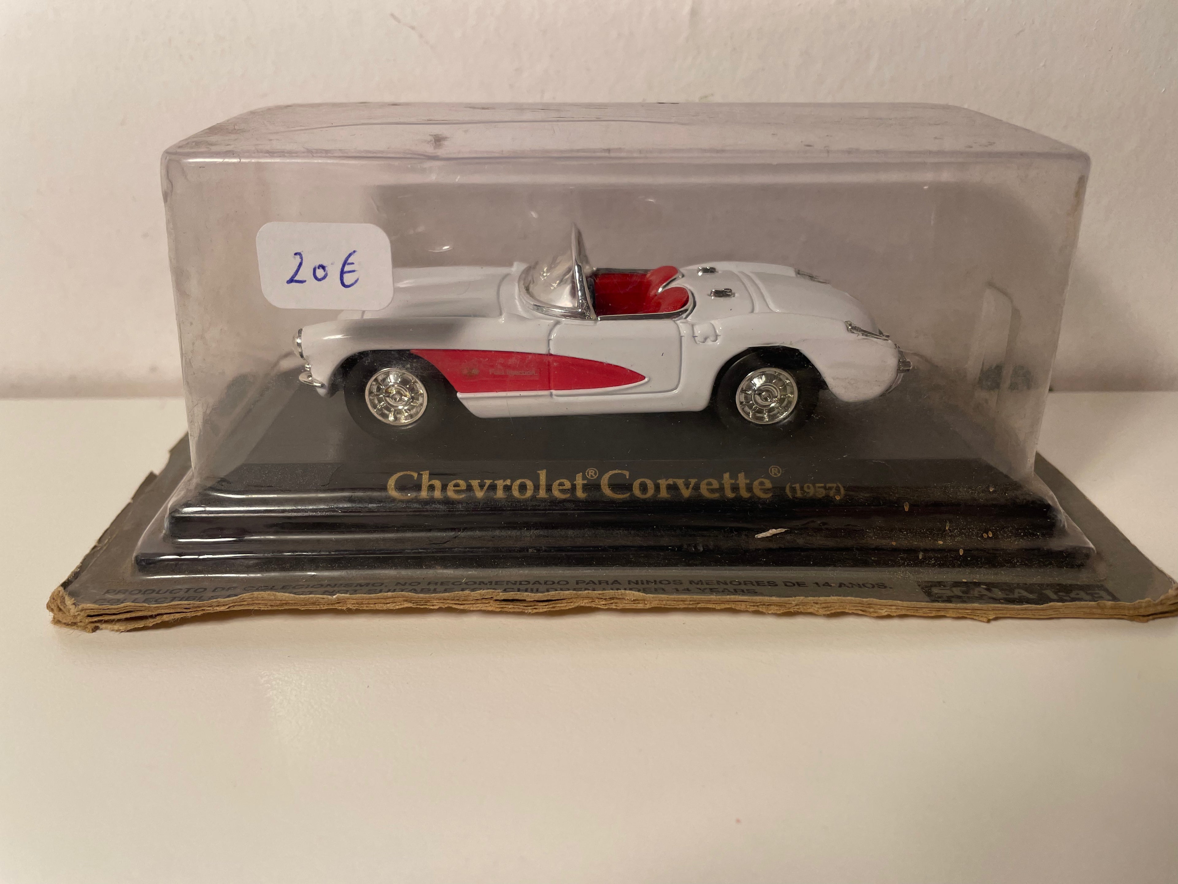 1957 biało-czerwony Chevrolet Corvette (samochód amerykański)
