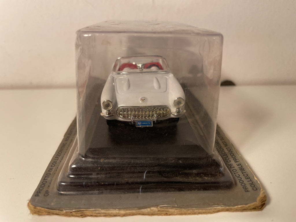 Chevrolet Corvette blanco y rojo de 1957 (coche americano)