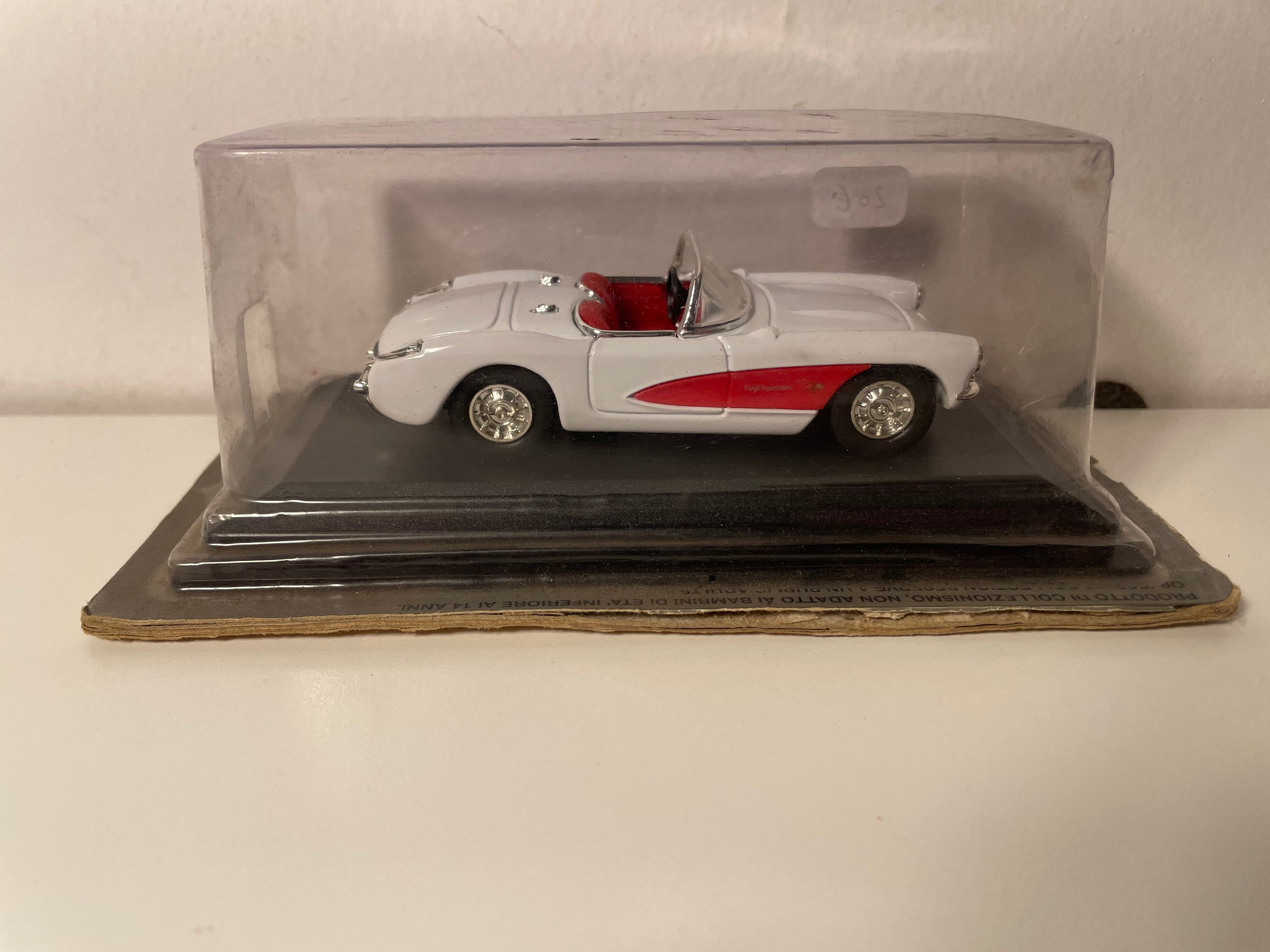 1957 biało-czerwony Chevrolet Corvette (samochód amerykański)