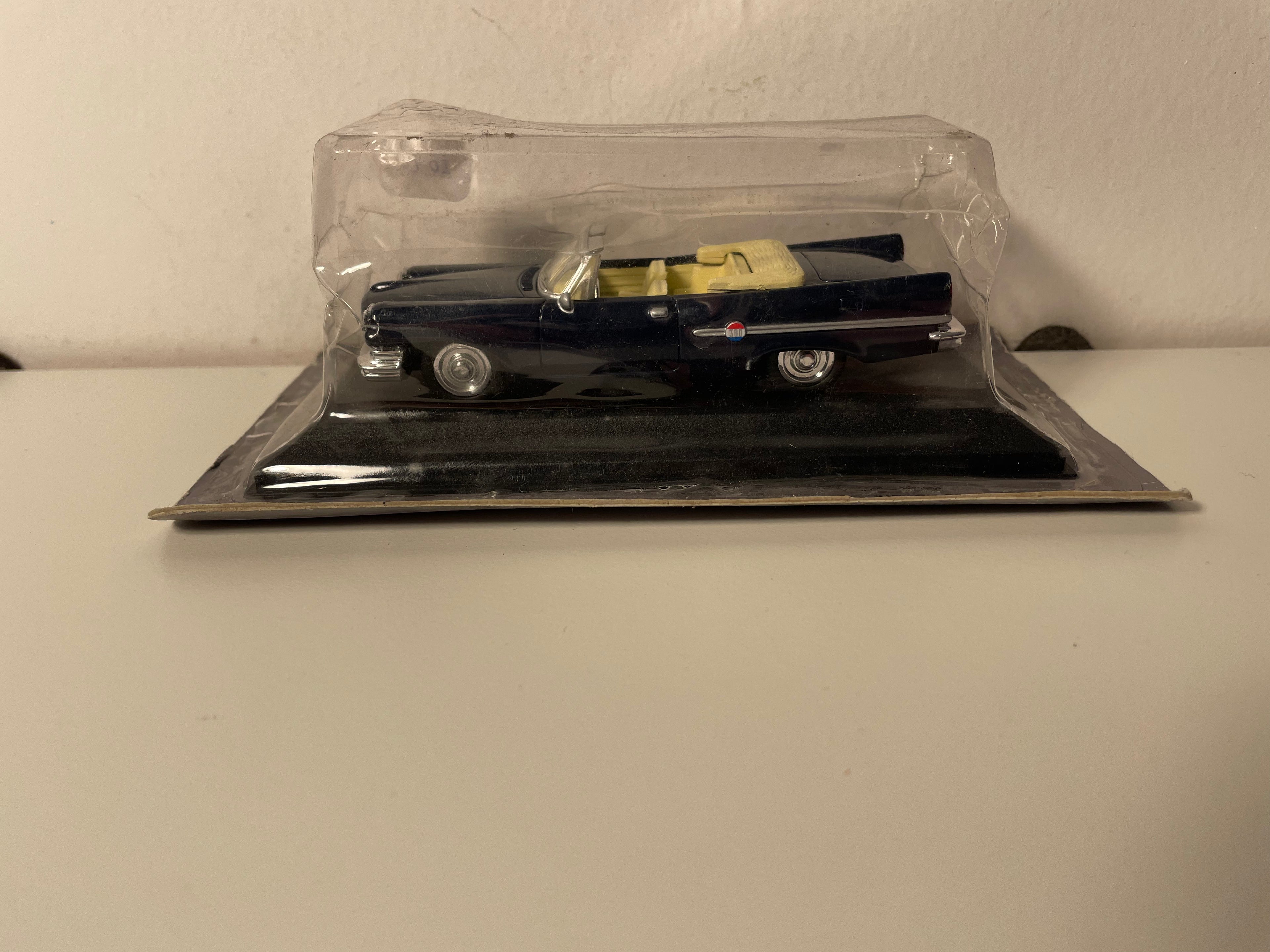 Chrysler 300E blu scuro del 1959 (auto americana)