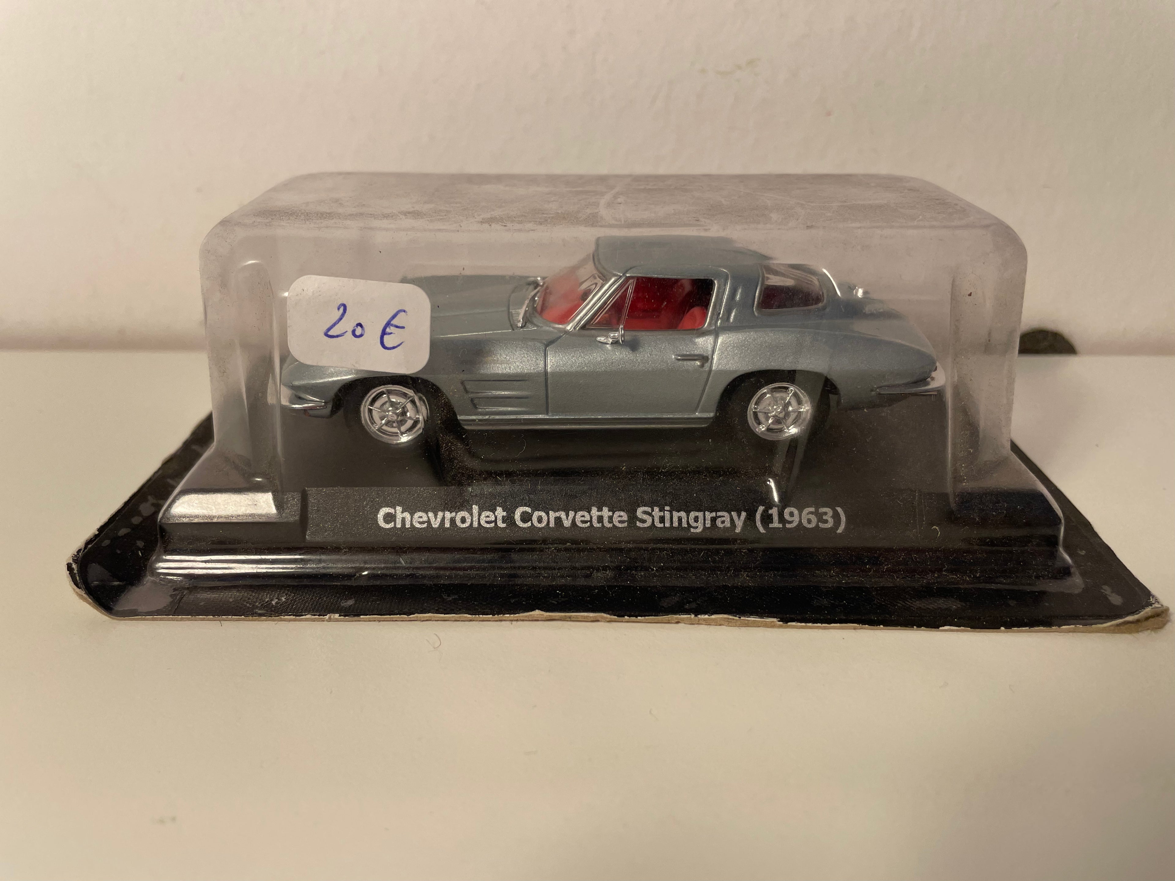 Chevrolet Corvette Stingray grigia del 1963 (auto americana)