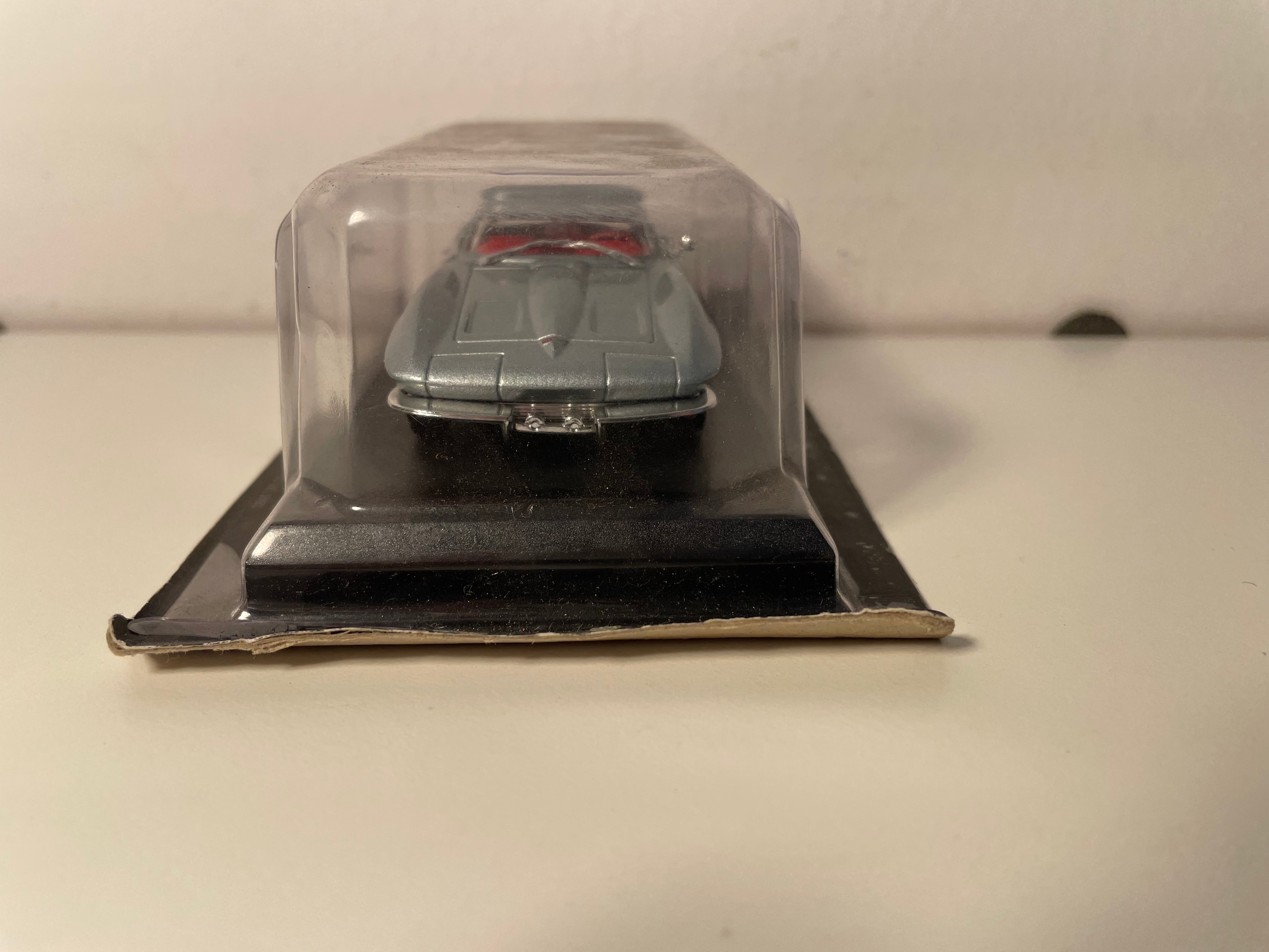 Chevrolet Corvette Stingray grigia del 1963 (auto americana)