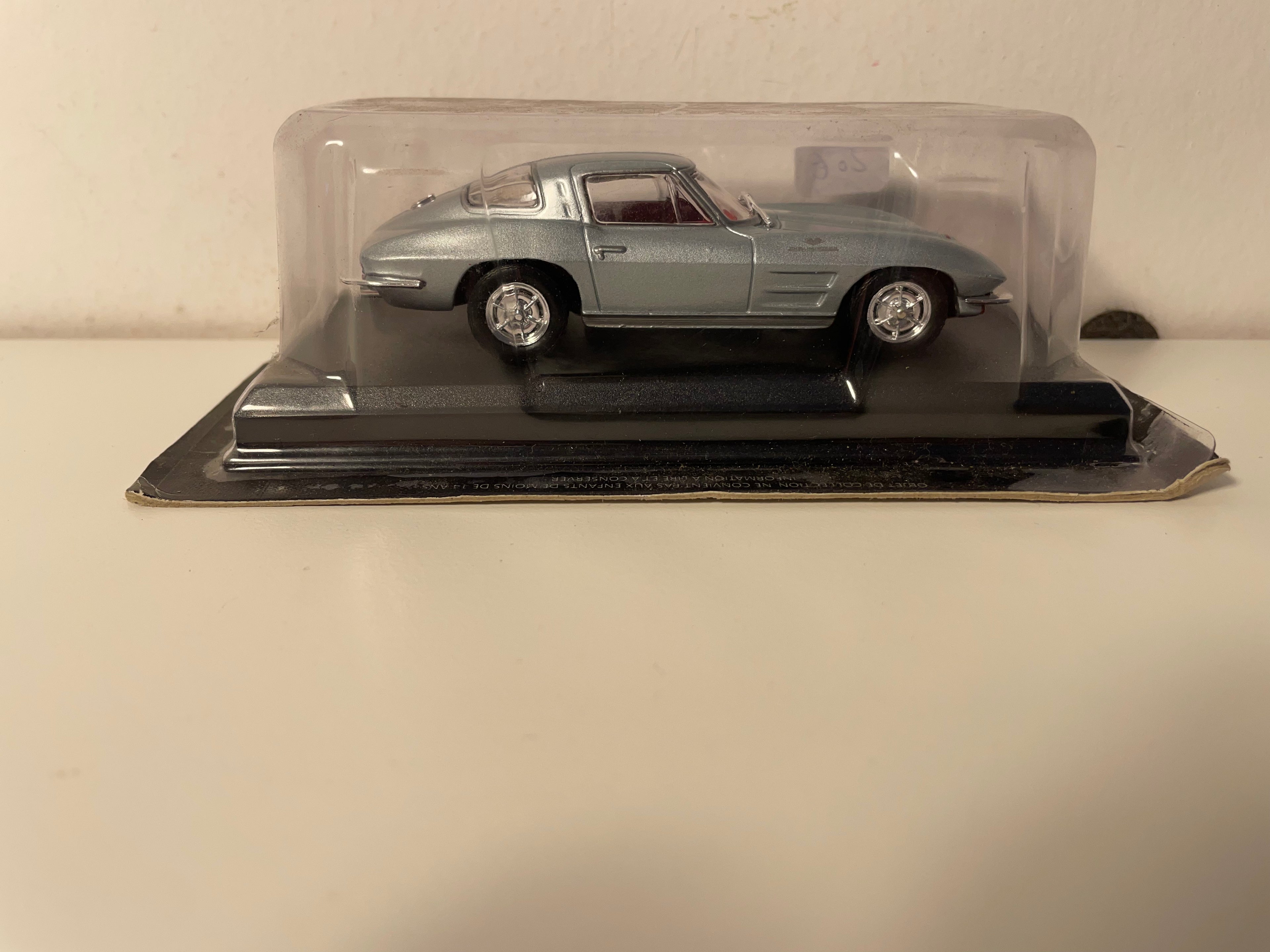 Chevrolet Corvette Stingray grigia del 1963 (auto americana)