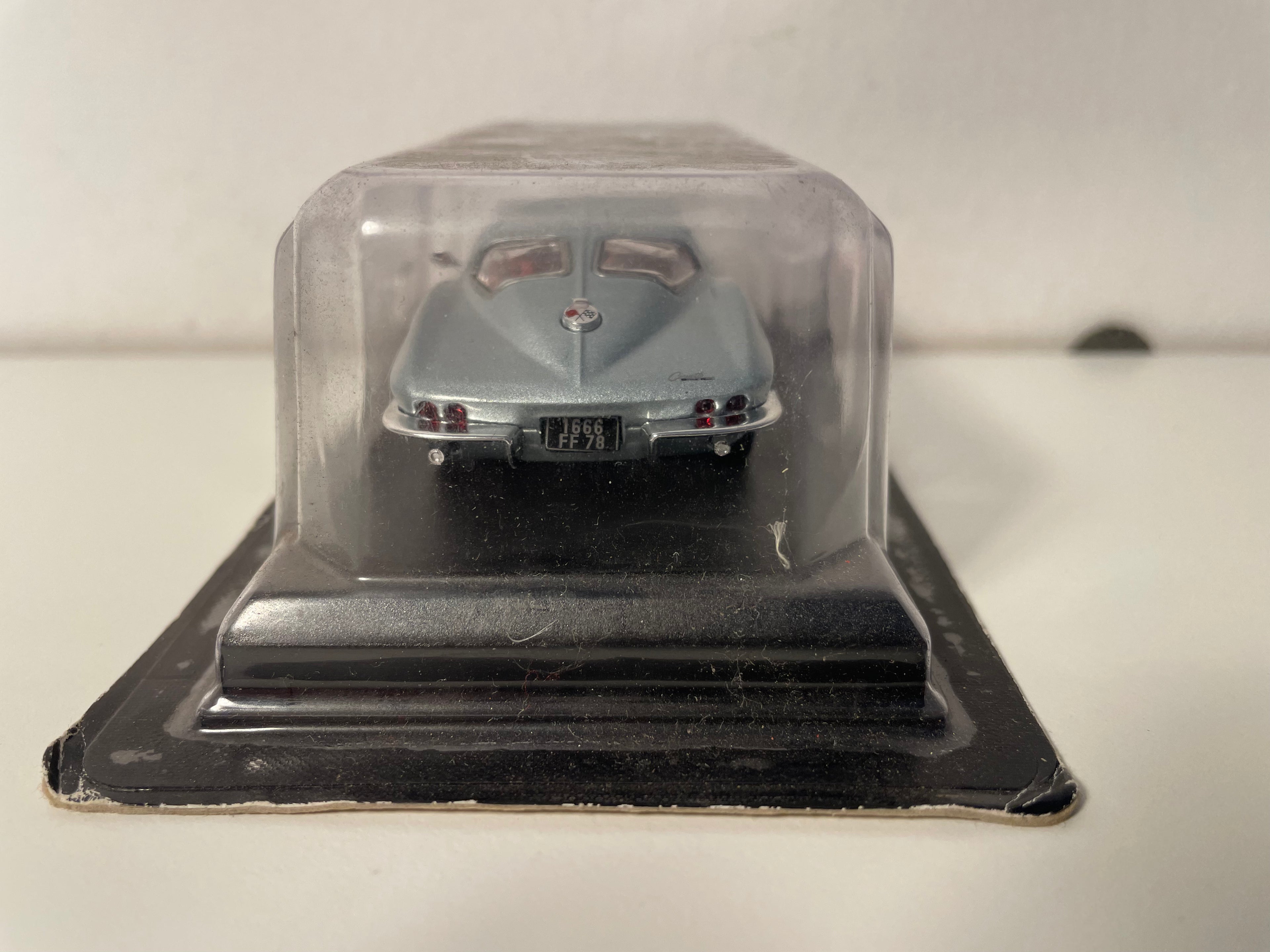 Chevrolet Corvette Stingray grigia del 1963 (auto americana)