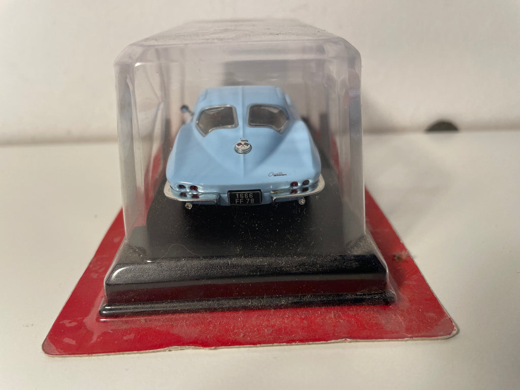 Chevrolet Stingray bleue pâle de 1963 - Auto Plus (voiture américaine)