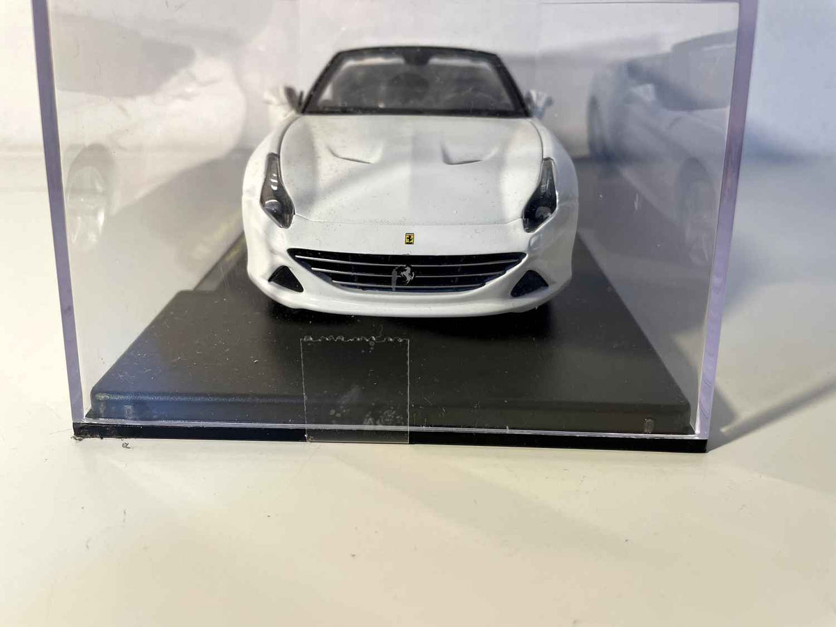 Ferrari California T wäiss vun 2014 - BURAGO (Skala: 1/24)