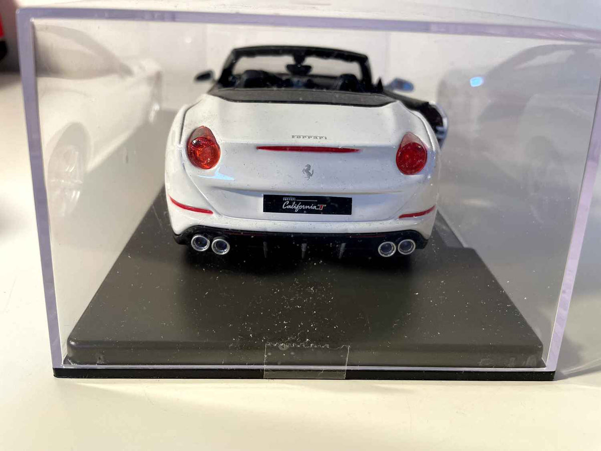 Ferrari California T wäiss vun 2014 - BURAGO (Skala: 1/24)