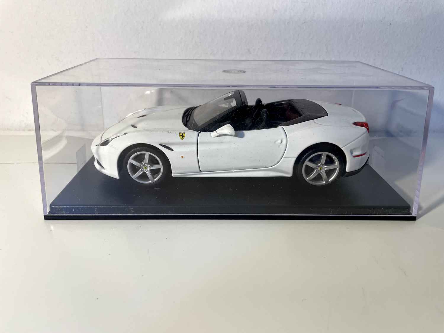 Ferrari California T wäiss vun 2014 - BURAGO (Skala: 1/24)