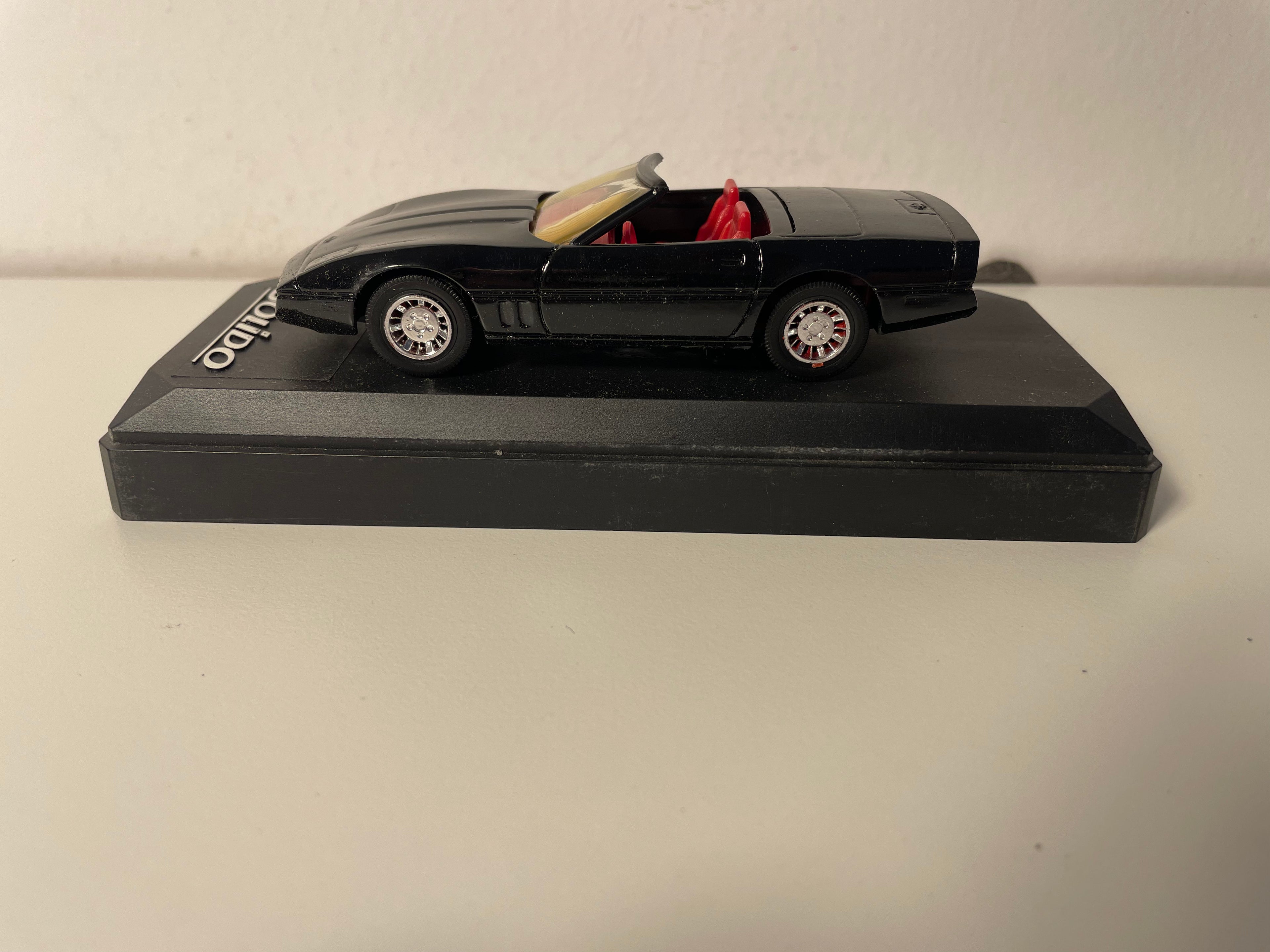 Czarny kabriolet Chevrolet Solido o numerze referencyjnym 1514 (samochód amerykański)
