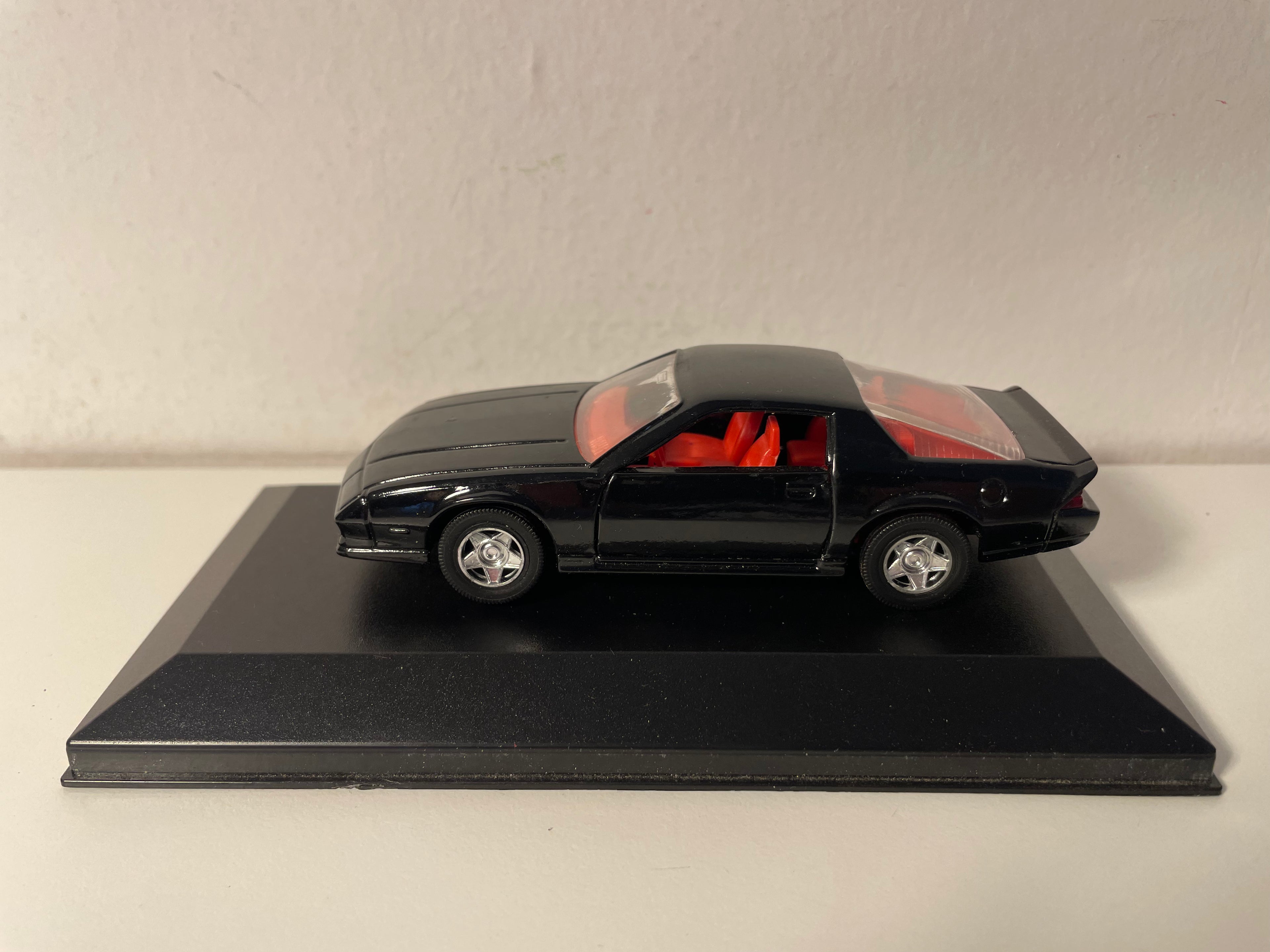 Czarny Chevrolet Camaro z 1983 roku (samochód amerykański) – pudełko z pleksiglasu