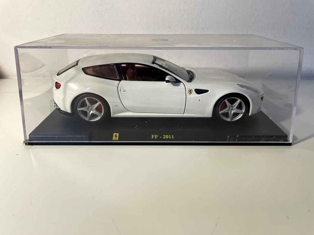 Ferrari FF blanche de 2011 - BURAGO (échelle: 1/24ème)