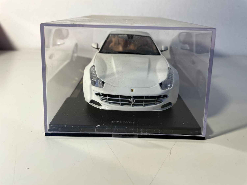 Ferrari FF blanche de 2011 - BURAGO (échelle: 1/24ème)