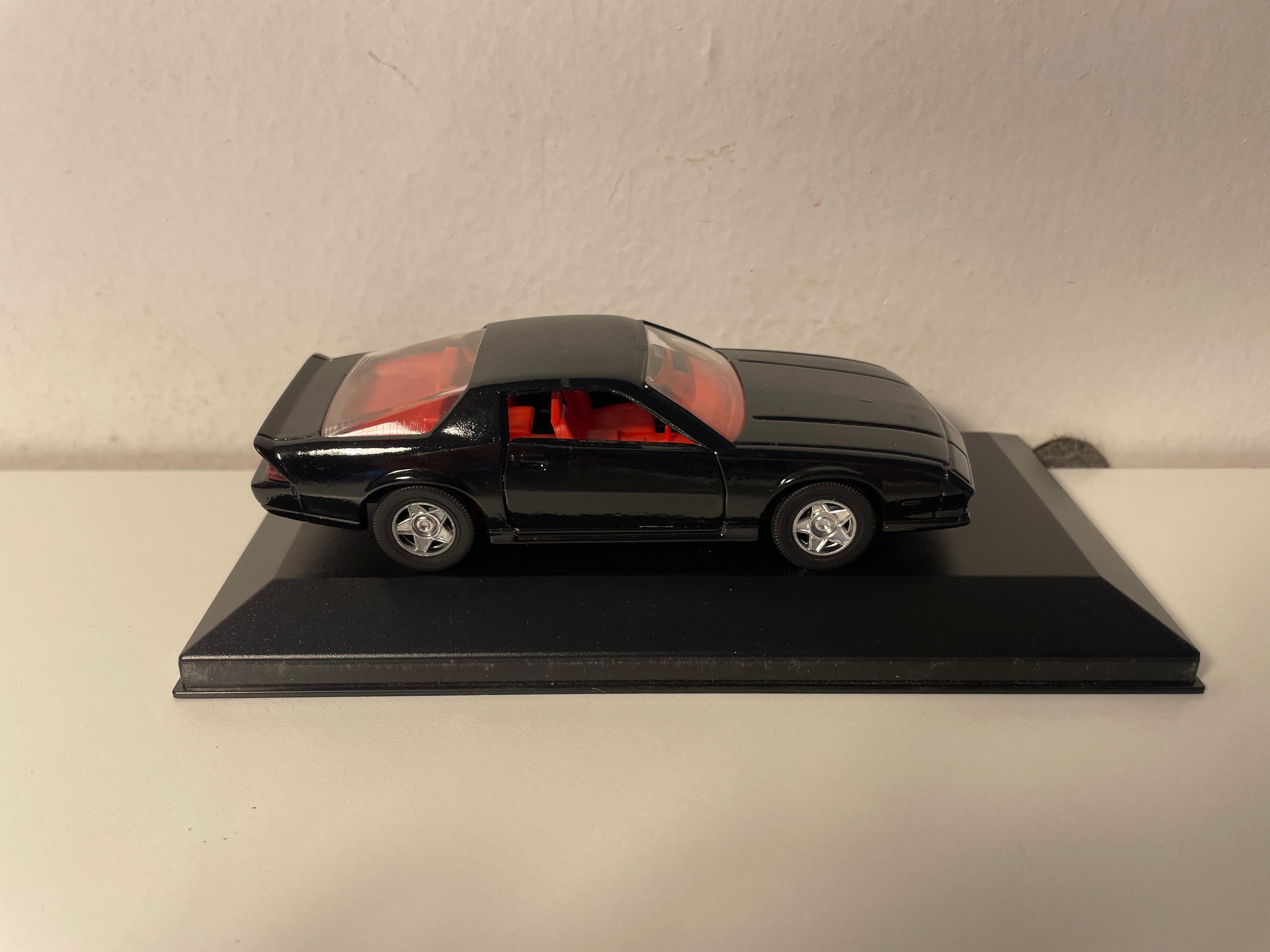 Czarny Chevrolet Camaro z 1983 roku (samochód amerykański) – pudełko z pleksiglasu
