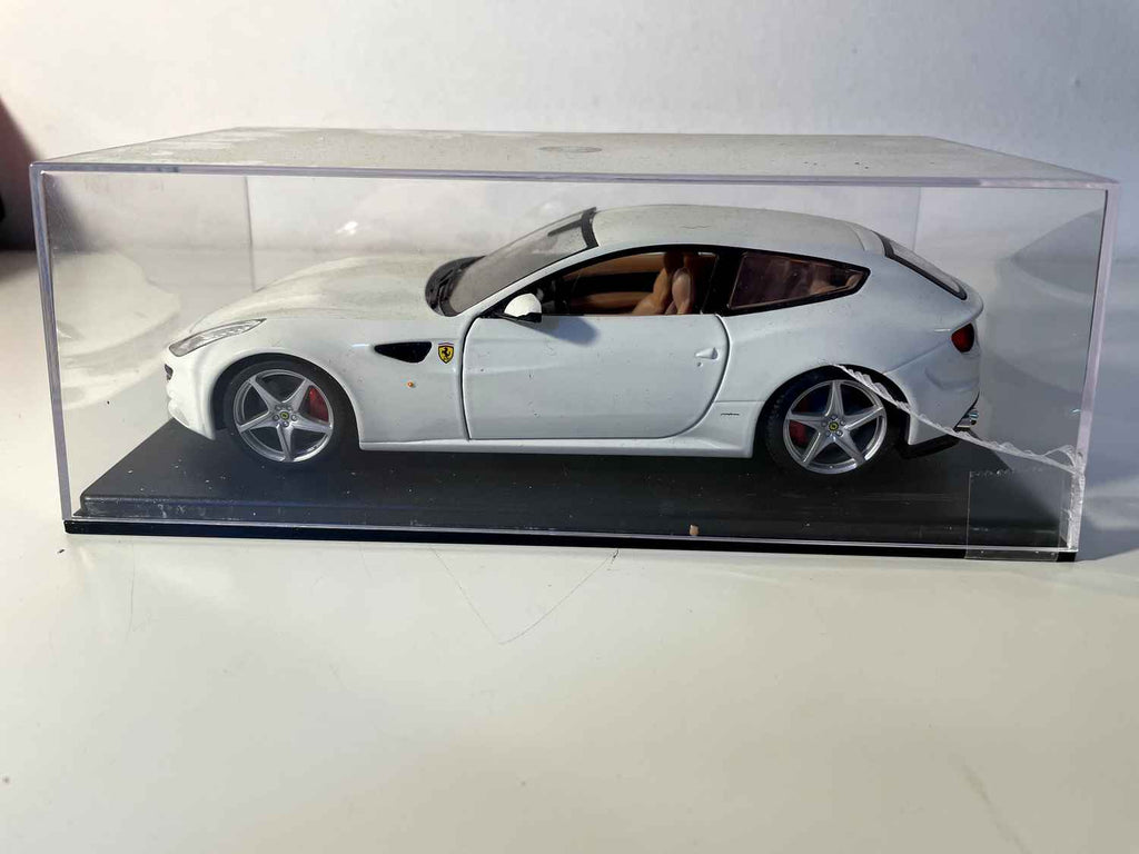 Ferrari FF blanche de 2011 - BURAGO (échelle: 1/24ème)
