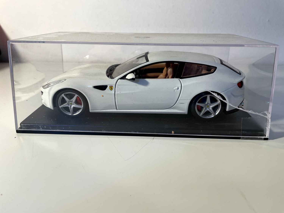 Ferrari FF blanche de 2011 - BURAGO (échelle: 1/24ème)