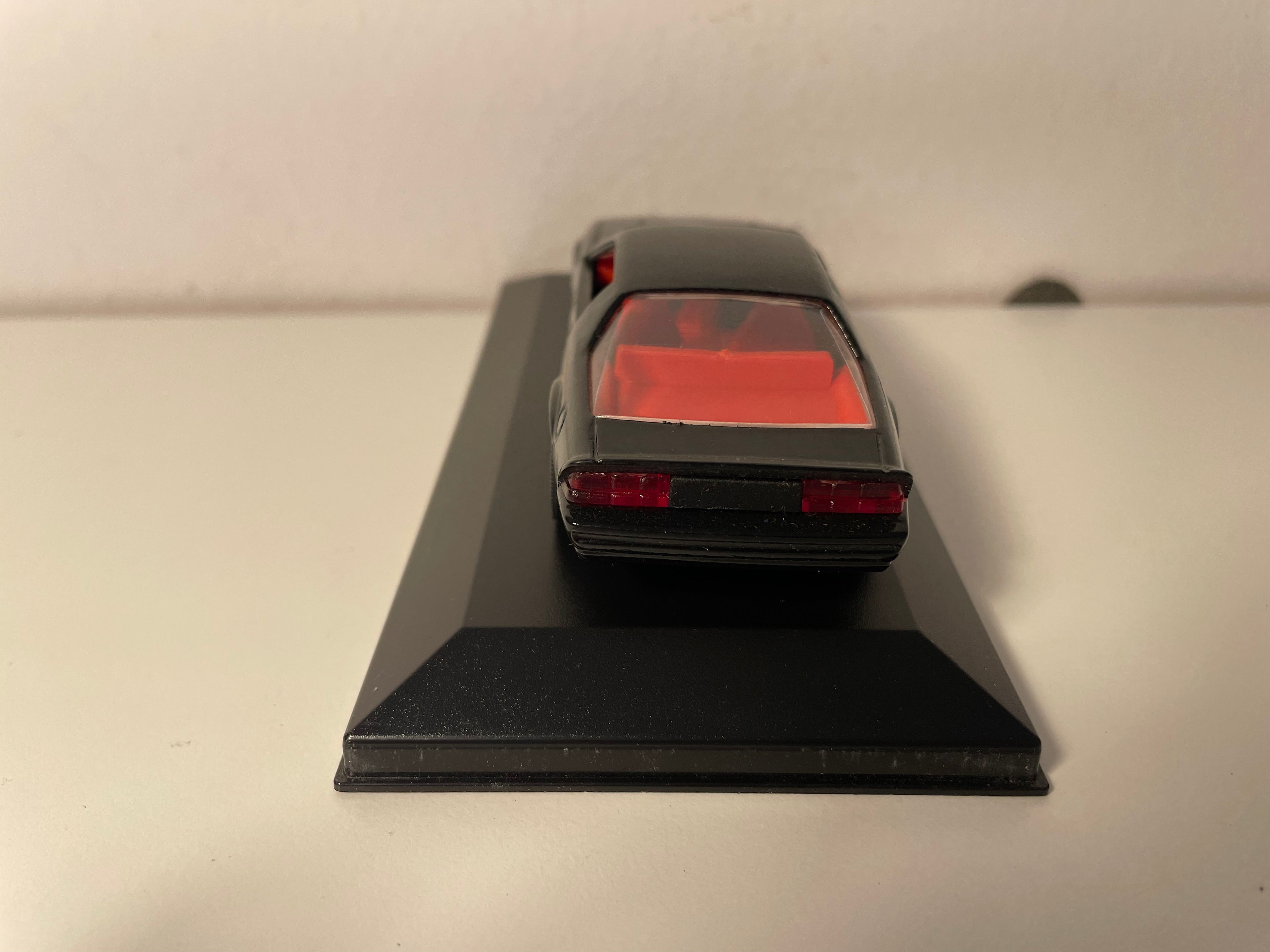 Czarny Chevrolet Camaro z 1983 roku (samochód amerykański) – pudełko z pleksiglasu