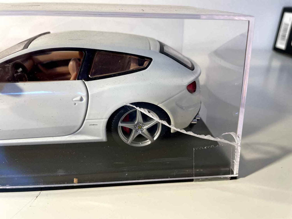 Ferrari FF blanche de 2011 - BURAGO (échelle: 1/24ème)