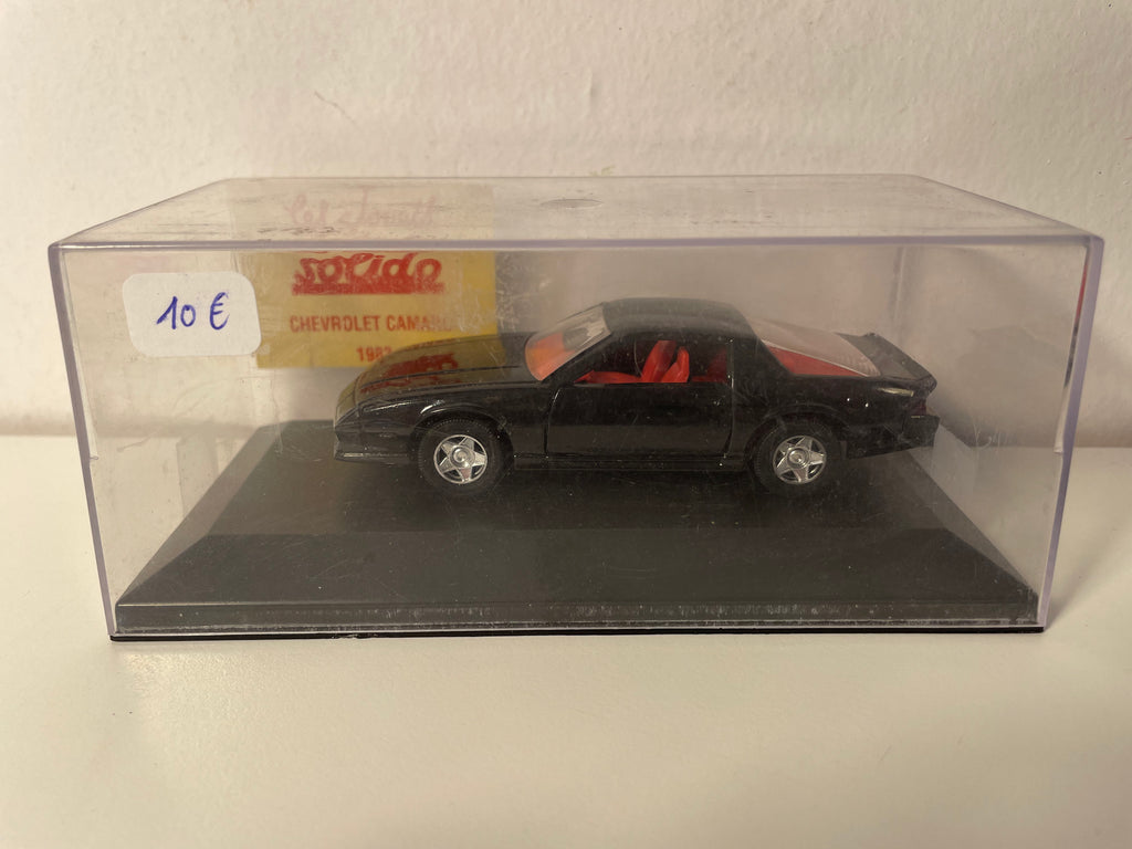 Chevrolet Camaro nera del 1983 (auto americana) - scatola in plexiglas