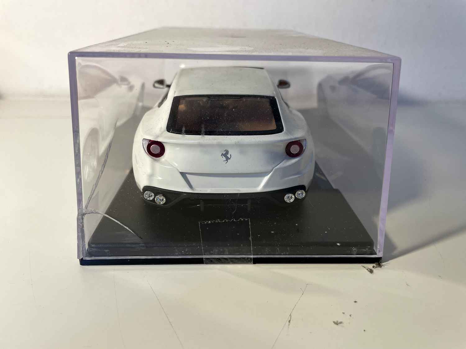 Ferrari FF blanche de 2011 - BURAGO (échelle: 1/24ème)