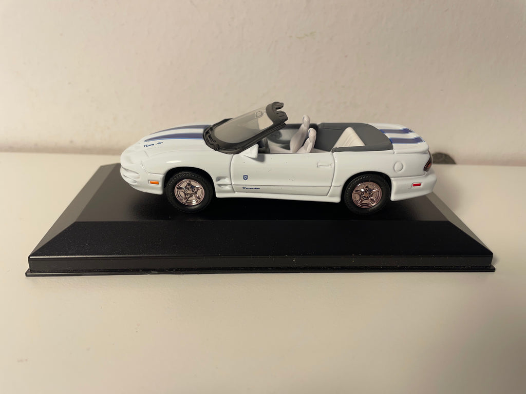 Pontiac Firebird Trans Am blanche et bleue de 1999 (voiture américaine) - boite plexi