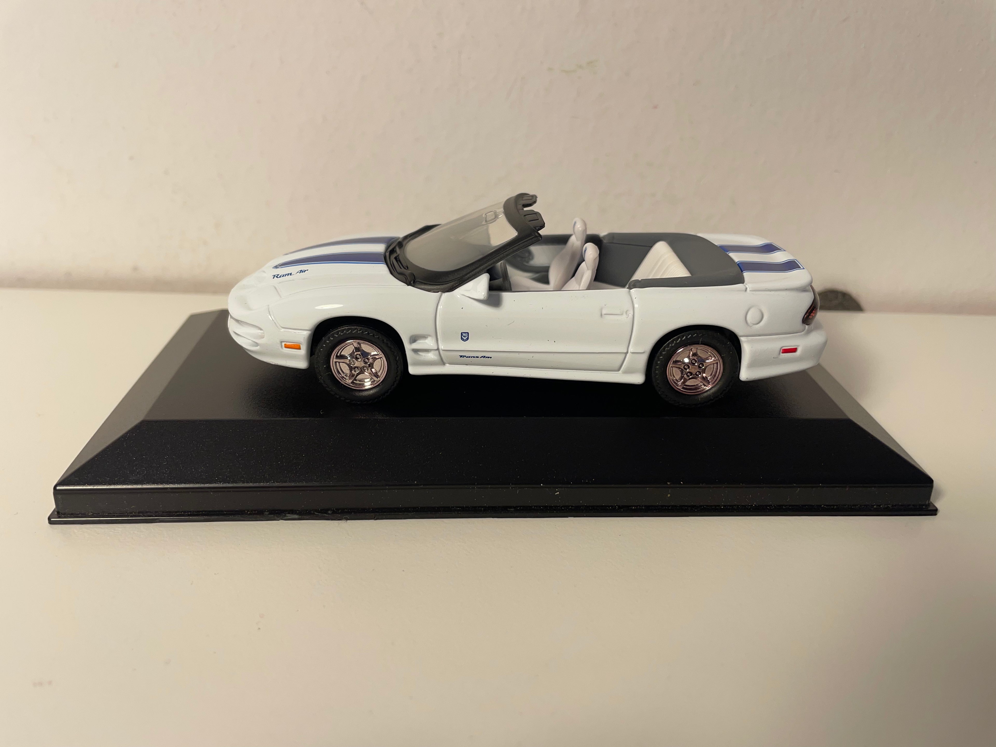 1999 Pontiac Firebird Trans Am Wäiss a Blo (Amerikaneschen Auto) - Plexiglas Këscht