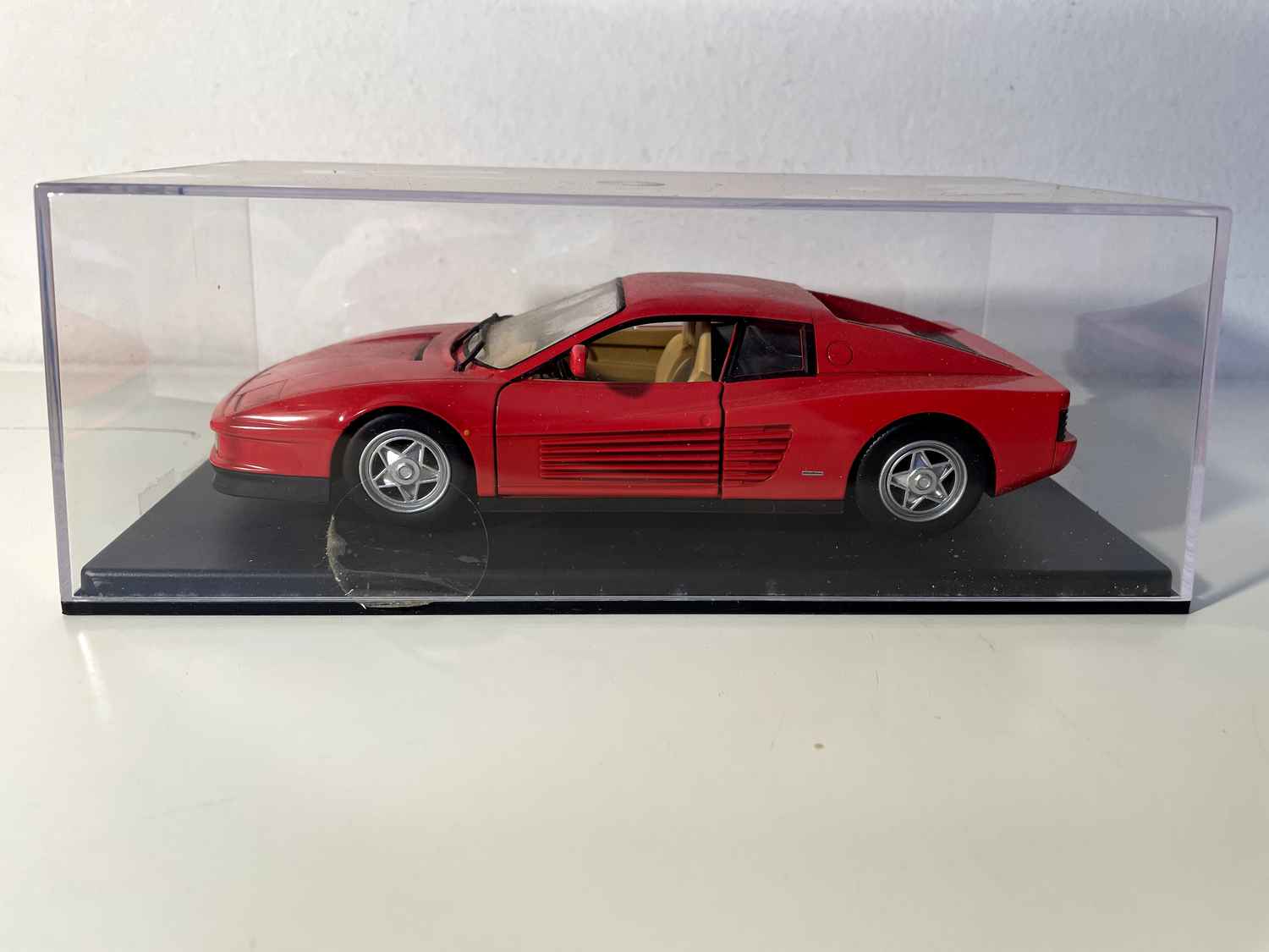 Roter Ferrari Testarossa von 1984 - BURAGO (Maßstab: 1/24)