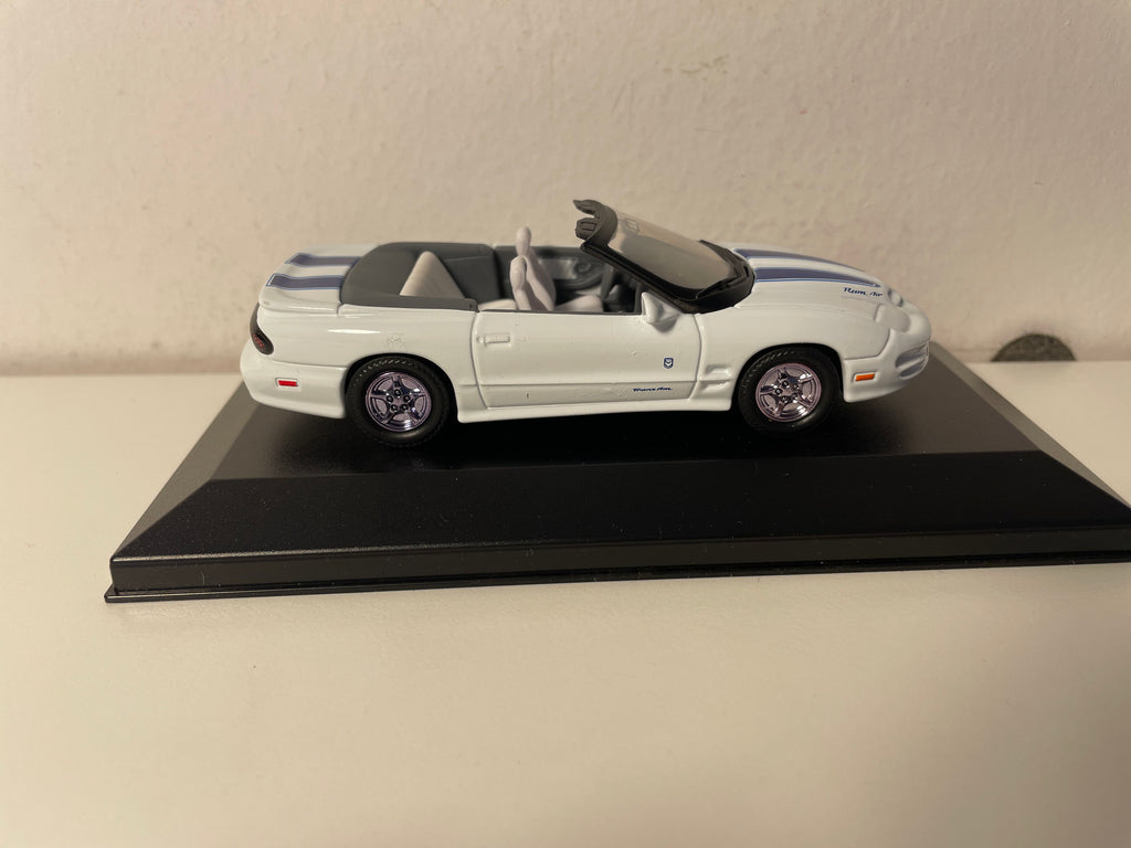 Pontiac Firebird Trans Am blanche et bleue de 1999 (voiture américaine) - boite plexi