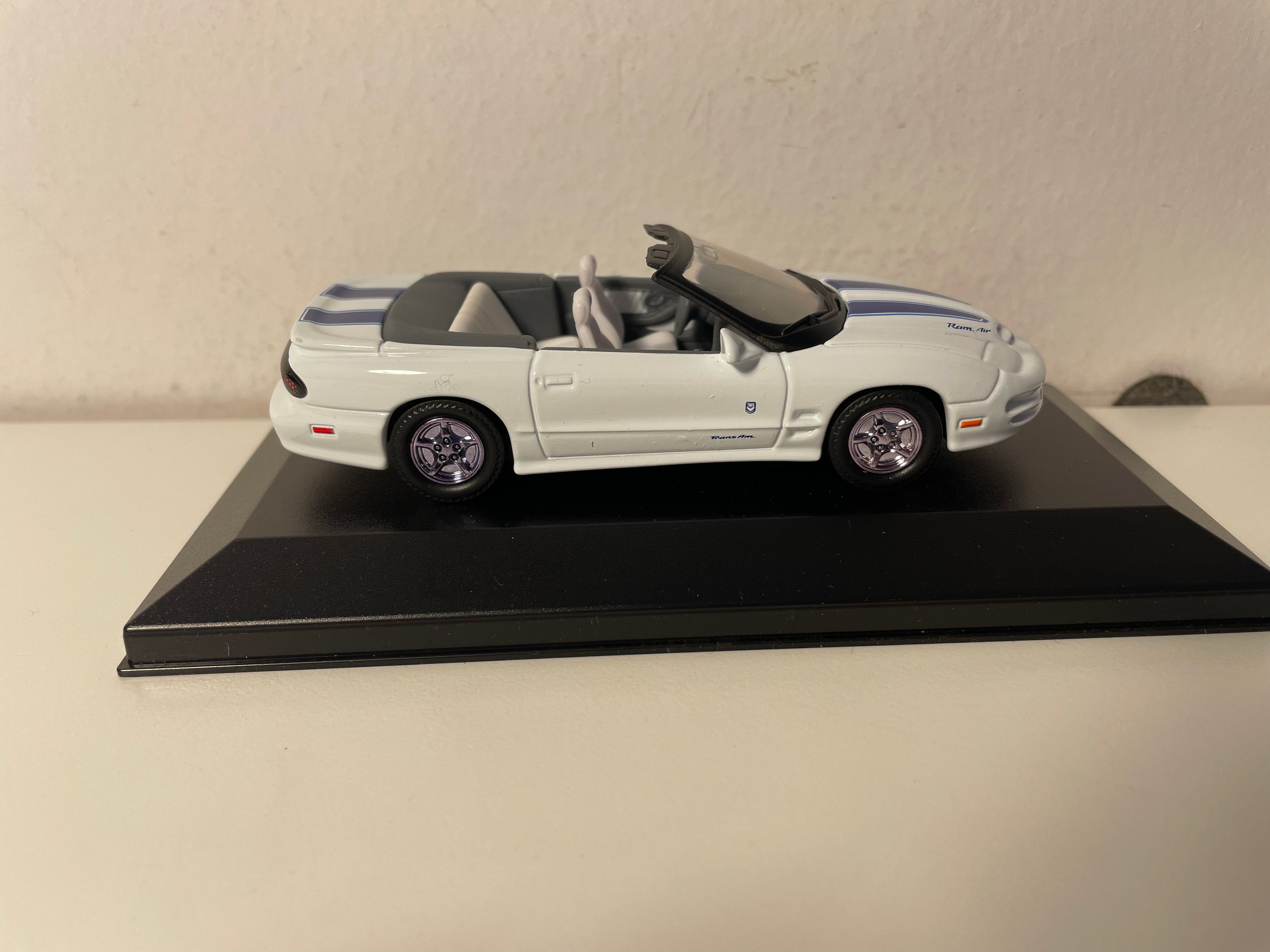 1999 Pontiac Firebird Trans Am Wäiss a Blo (Amerikaneschen Auto) - Plexiglas Këscht