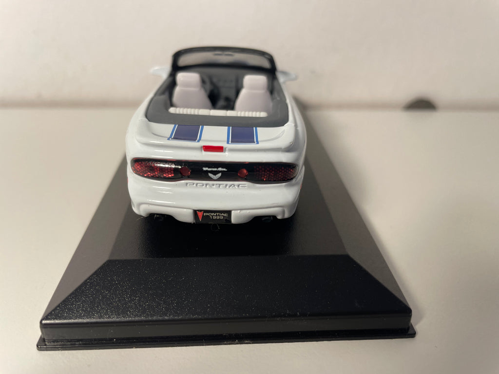 Pontiac Firebird Trans Am blanche et bleue de 1999 (voiture américaine) - boite plexi