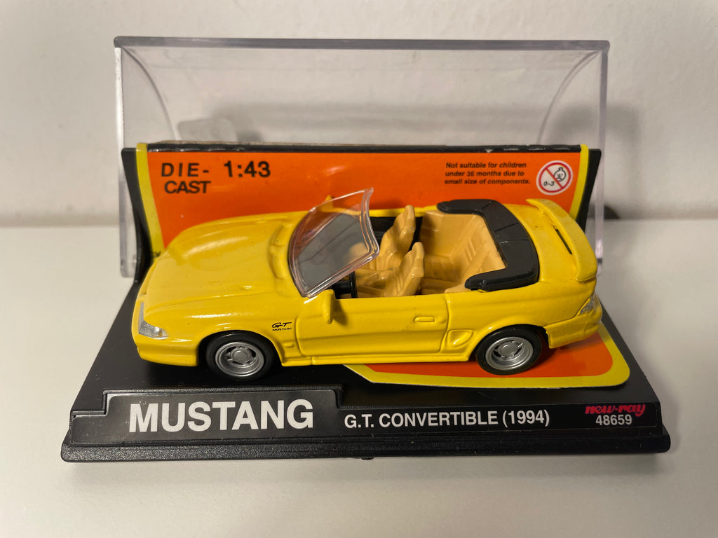 Ford Mustang GT descapotável amarelo de 1994 (carro americano)