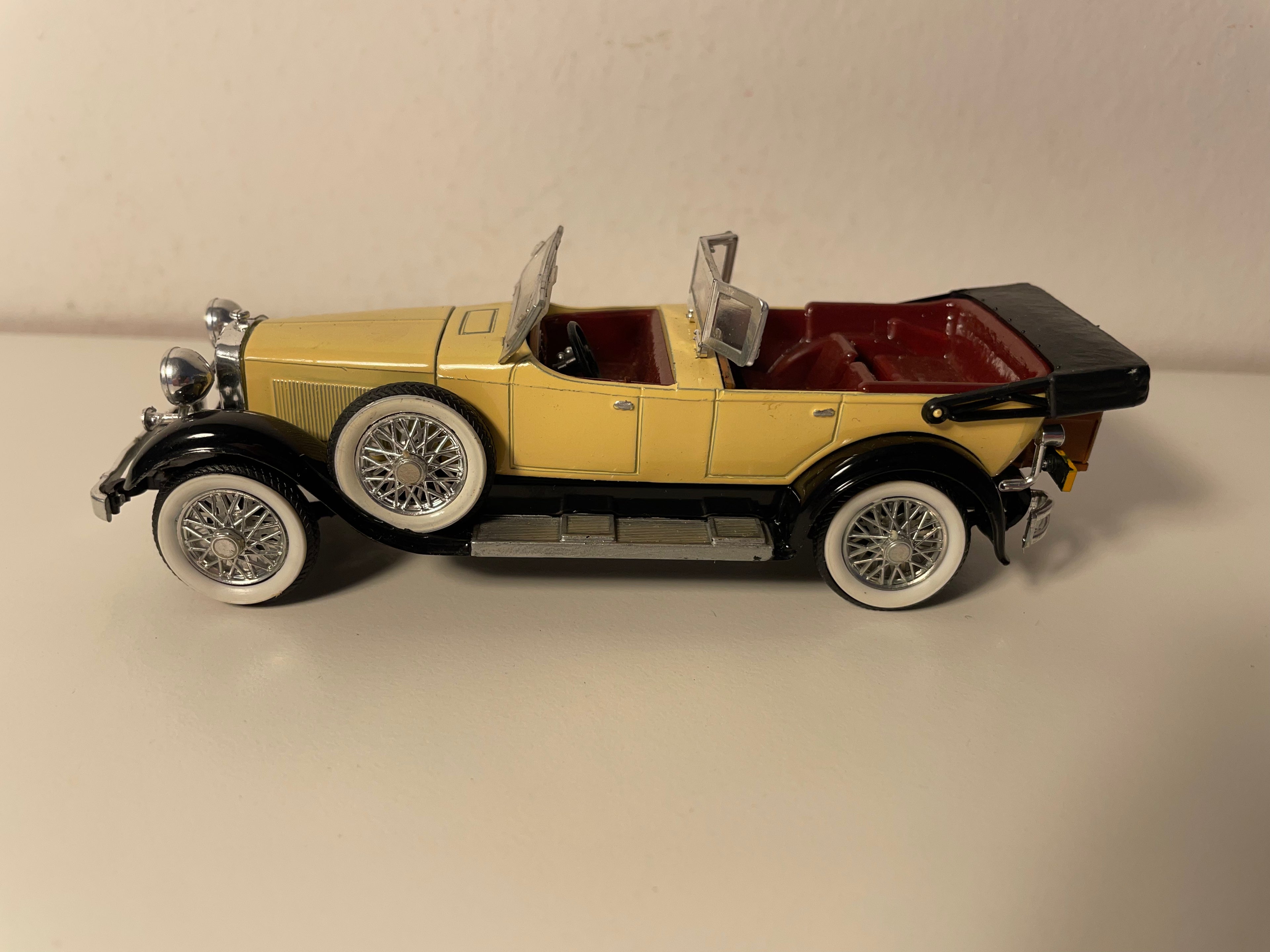 Lincoln beige et noire - RIO (voiture américaine) - boite plexi