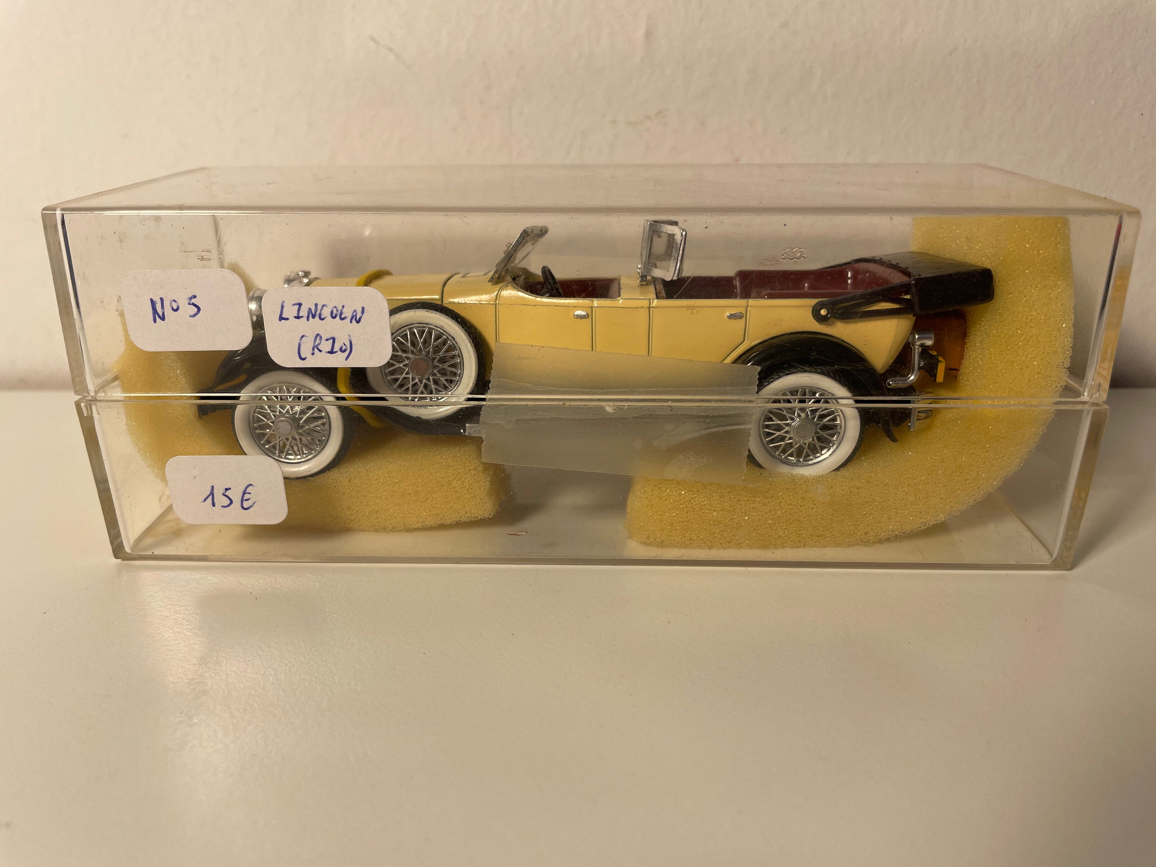 Lincoln beige et noire - RIO (voiture américaine) - boite plexi