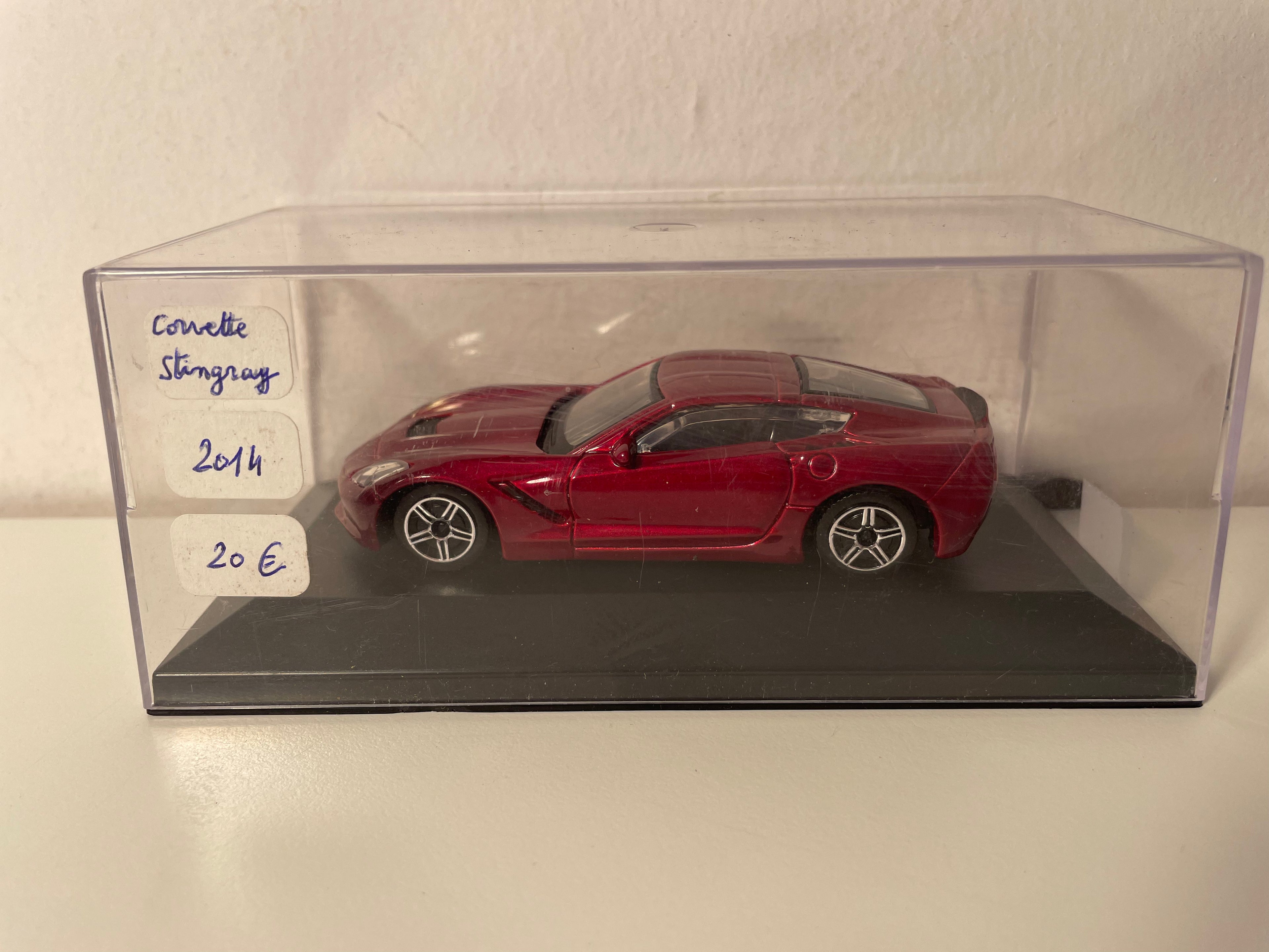 Corvette Stingray bordeaux de 2014 (carro americano) - caixa de plexiglass
