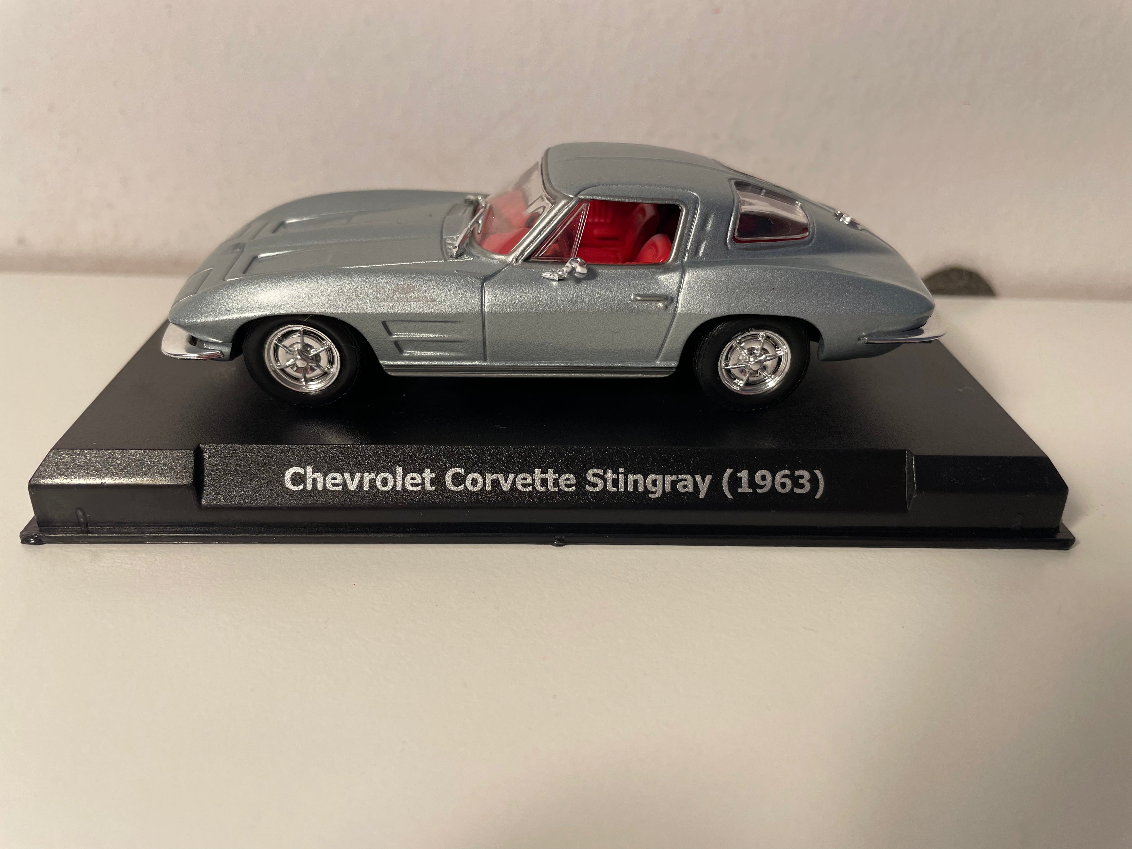 Chevrolet Corvette Stingray cinza de 1963 (carro americano) - caixa de plexiglass