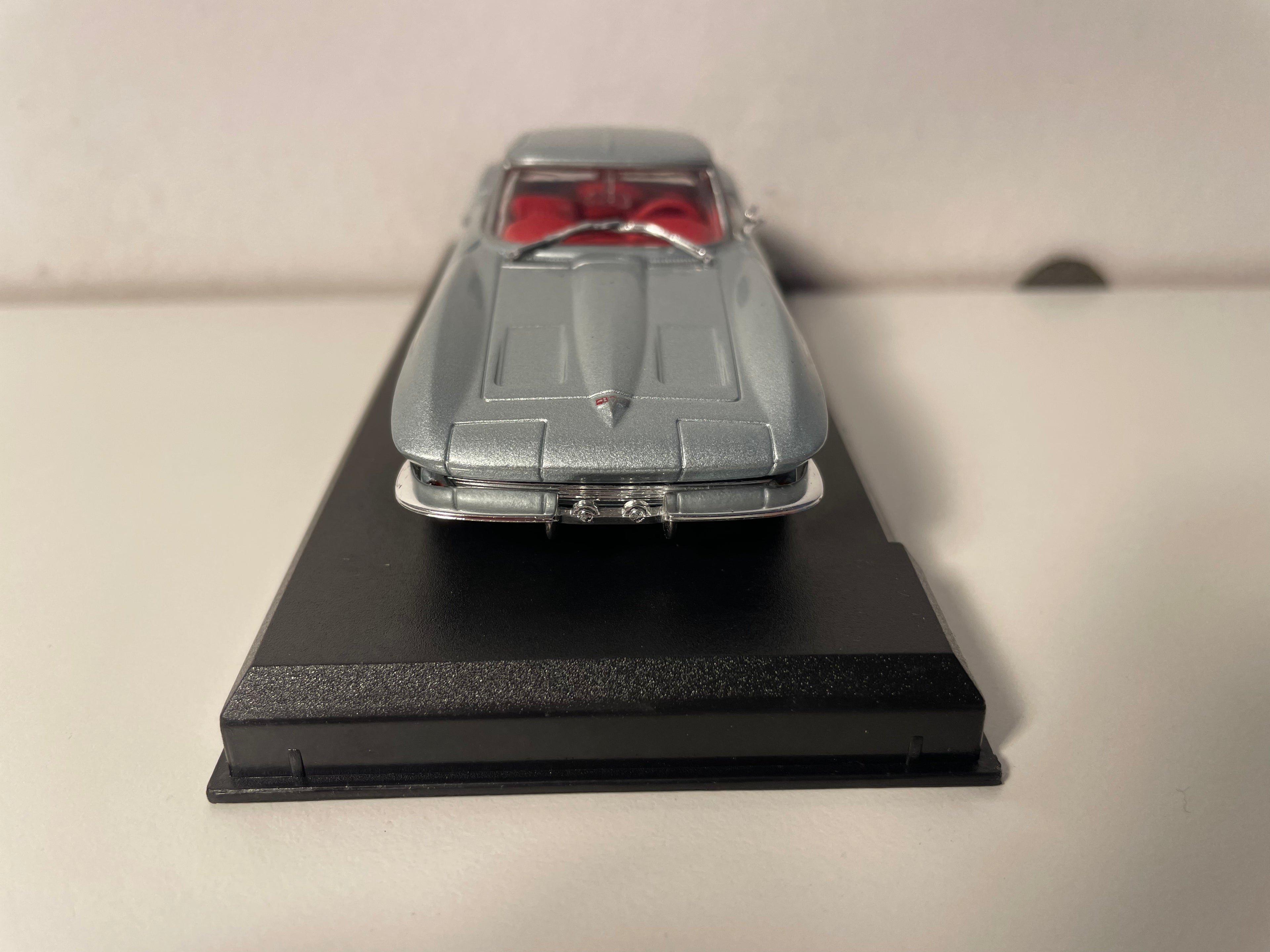 Chevrolet Corvette Stingray cinza de 1963 (carro americano) - caixa de plexiglass