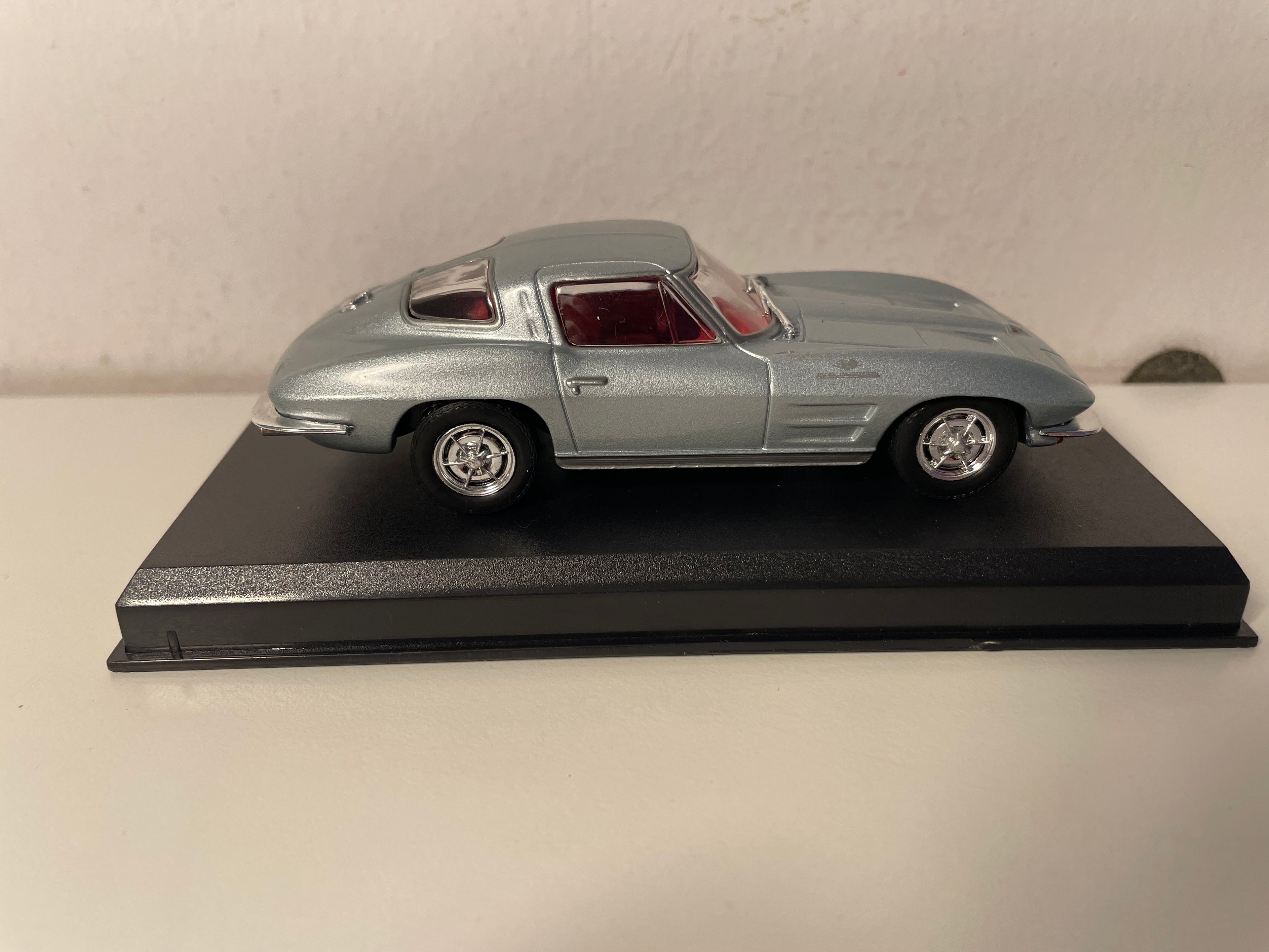 Chevrolet Corvette Stingray cinza de 1963 (carro americano) - caixa de plexiglass