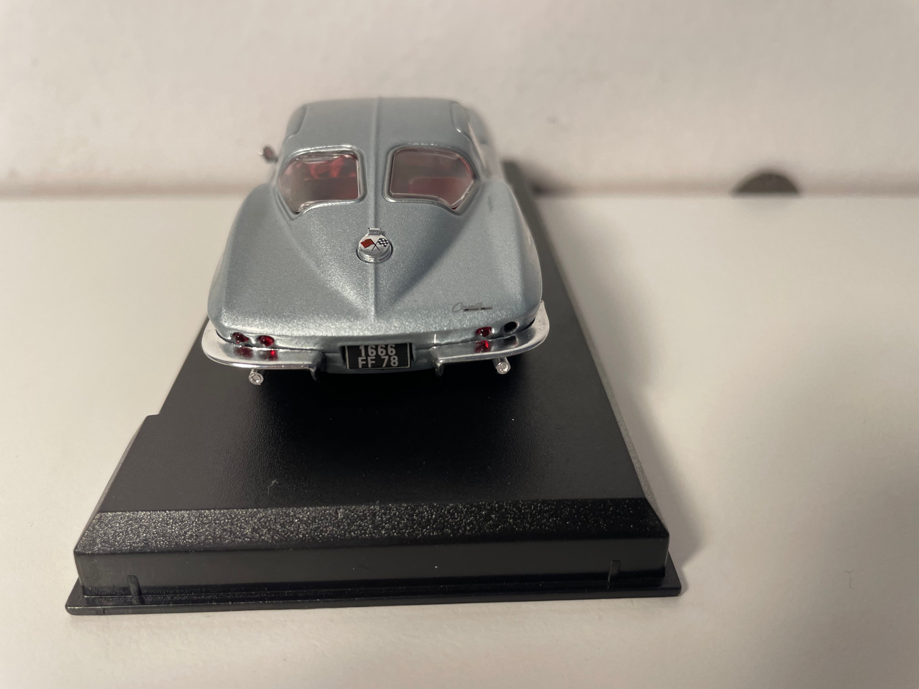 Chevrolet Corvette Stingray cinza de 1963 (carro americano) - caixa de plexiglass