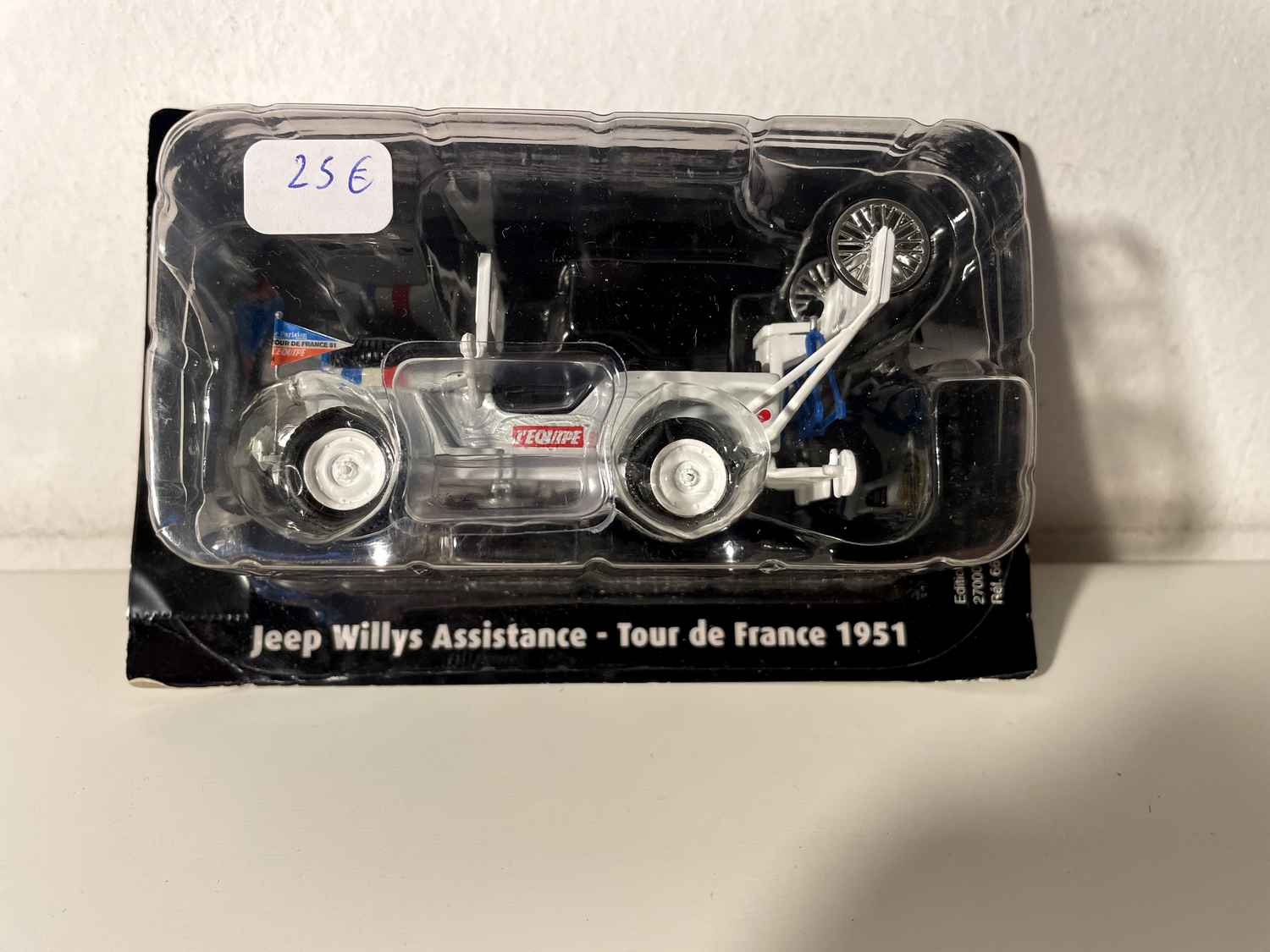 Carro de apoio Jeep Willys branco com suporte para bicicletas Tour de France de 1951