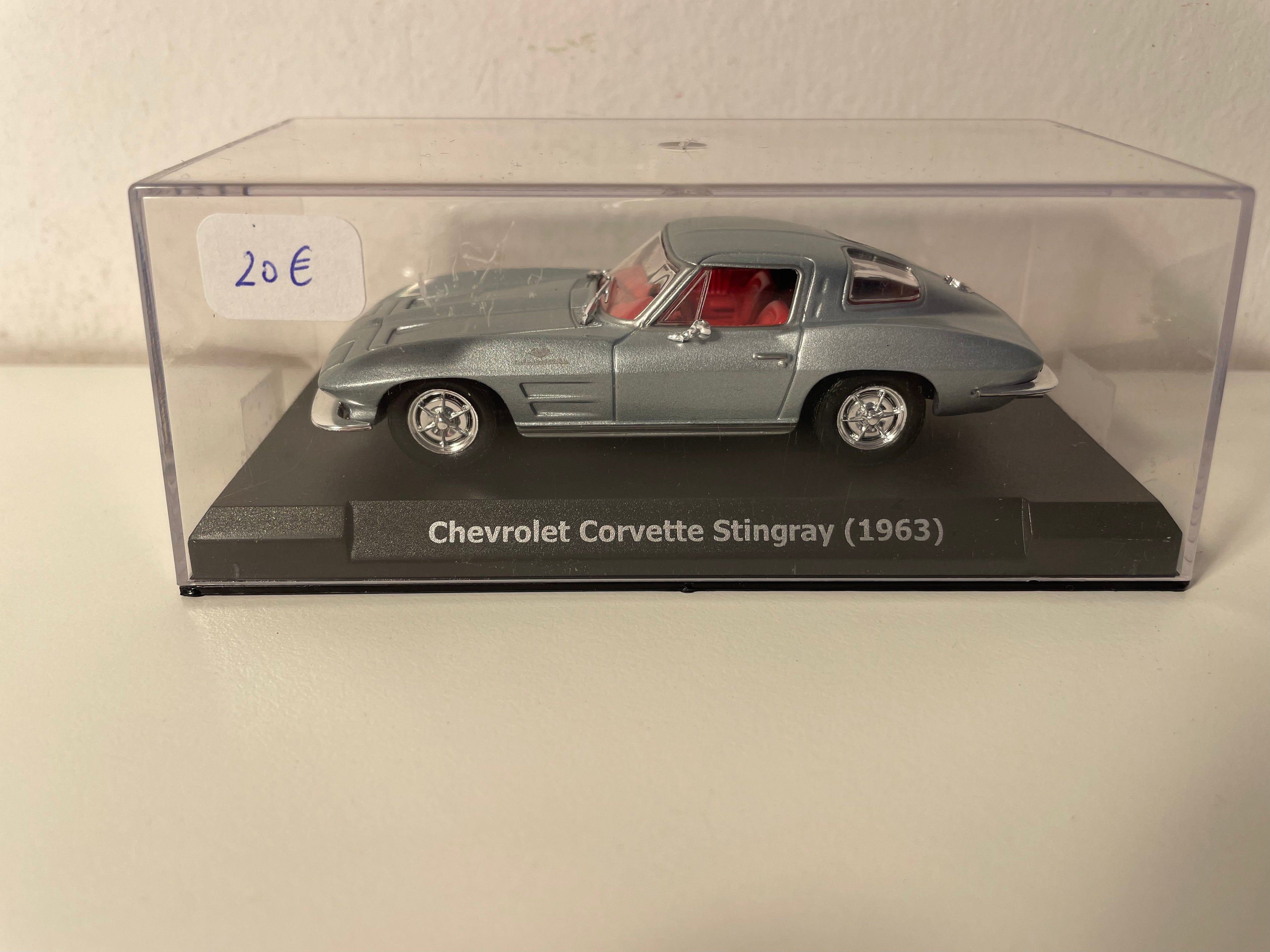 Chevrolet Corvette Stingray cinza de 1963 (carro americano) - caixa de plexiglass
