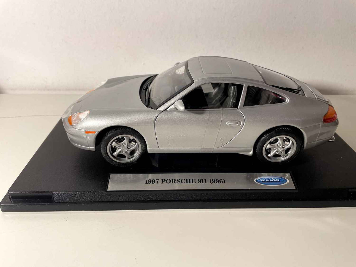 Porsche 911 (996) Grau von 1997 - WELLY (Maßstab: 1/18)